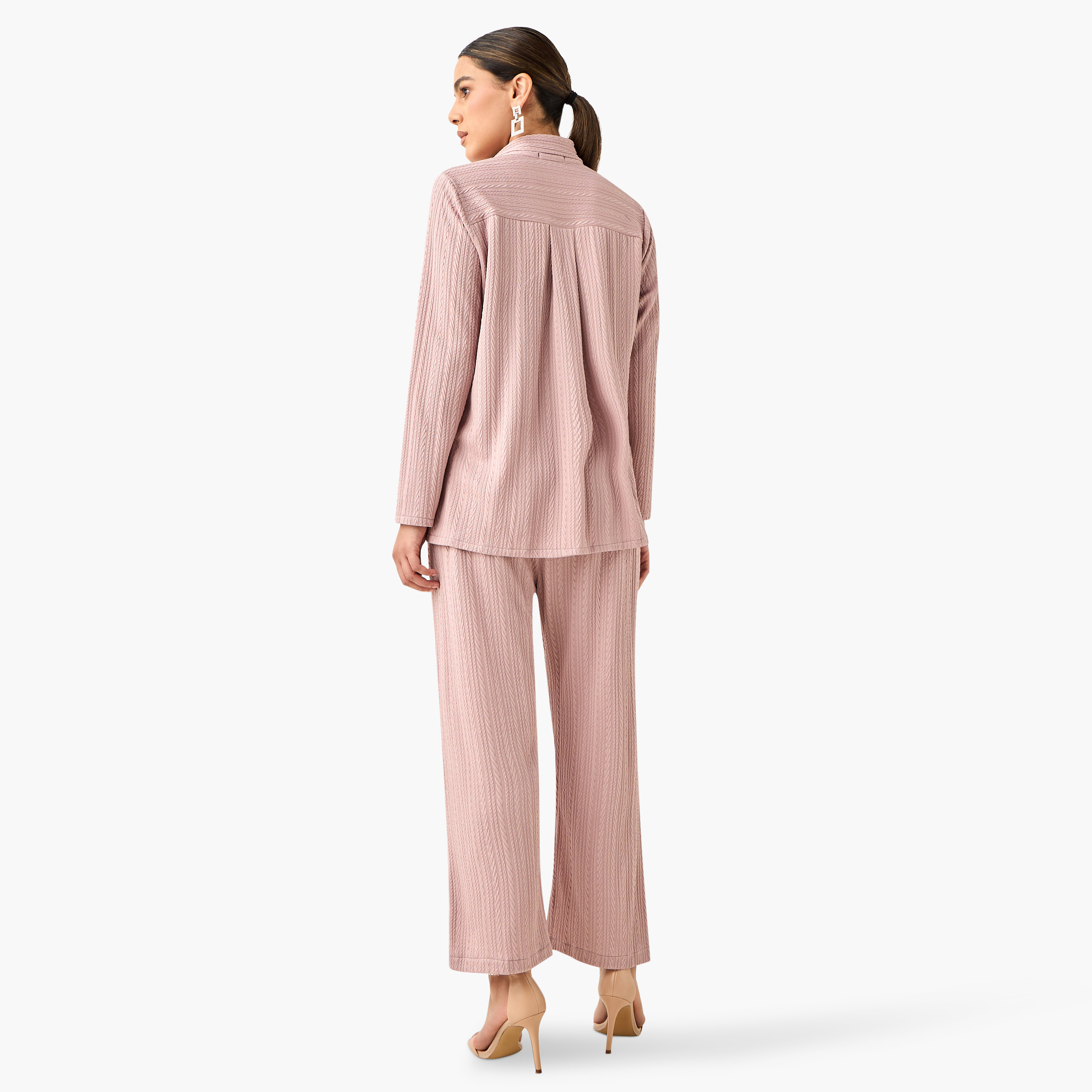 طقم بلوزة بياقة ربط وبنطلون بارز الملمس من جولدن آبل-women-clothing-coordsets-image-10