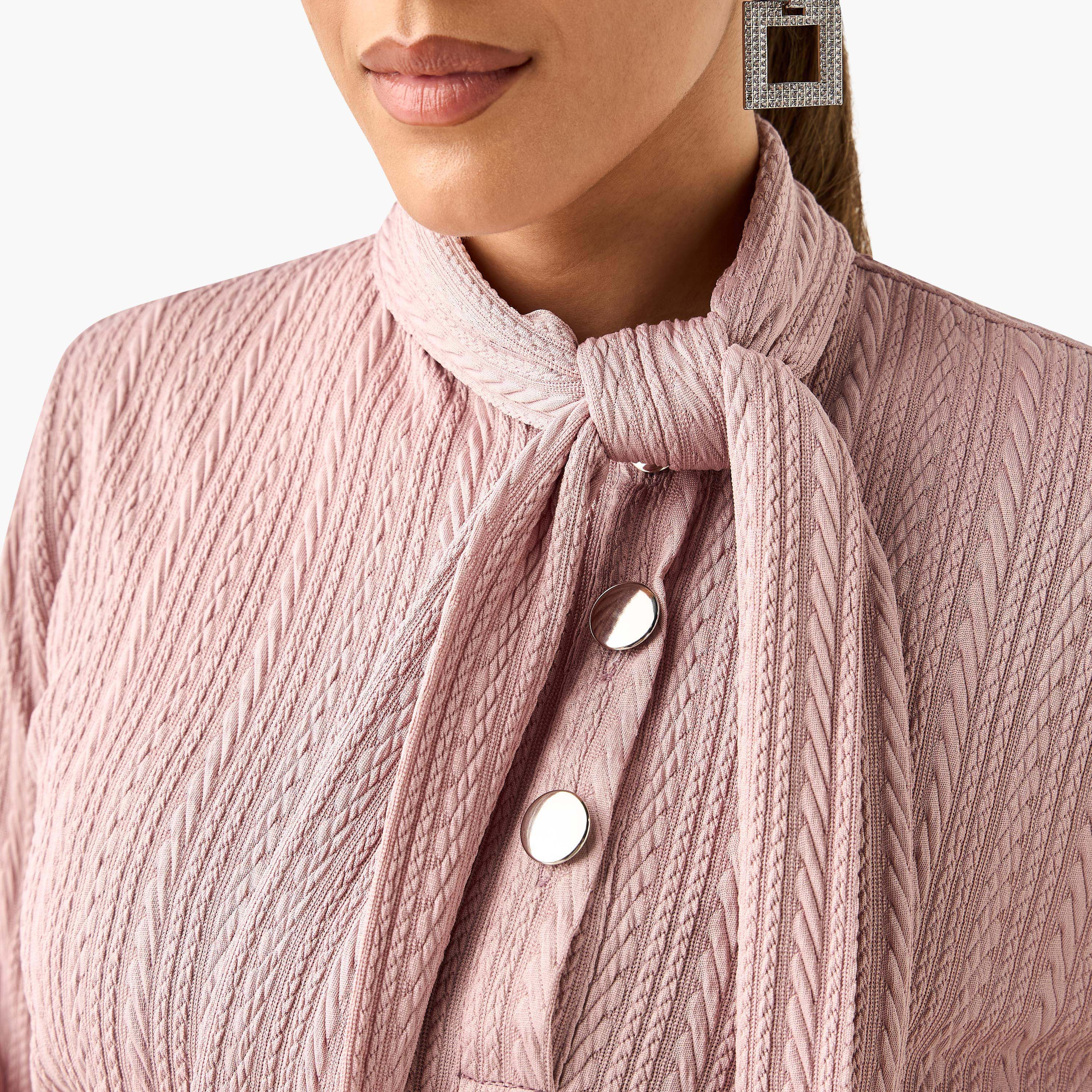 طقم بلوزة بياقة ربط وبنطلون بارز الملمس من جولدن آبل-women-clothing-coordsets-image-11