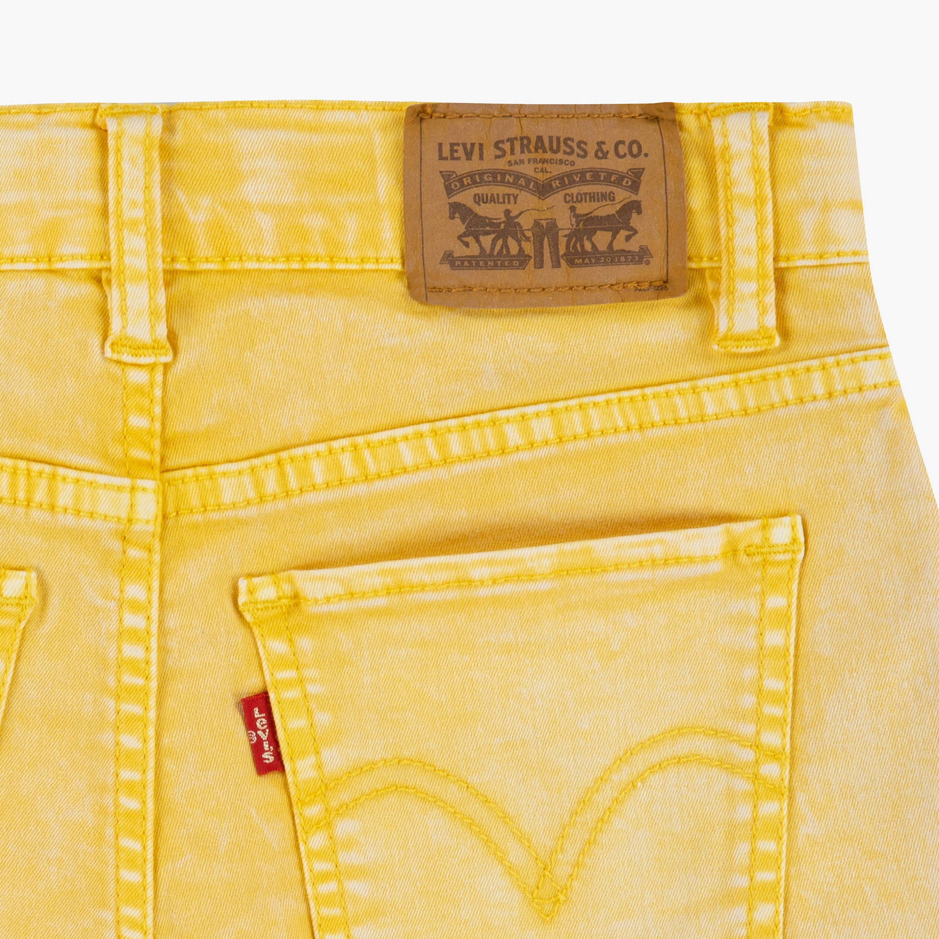 شورت سادة بزر إغلاق وجيوب من ليفايز-girls-clothing-bottoms-shorts-image-15