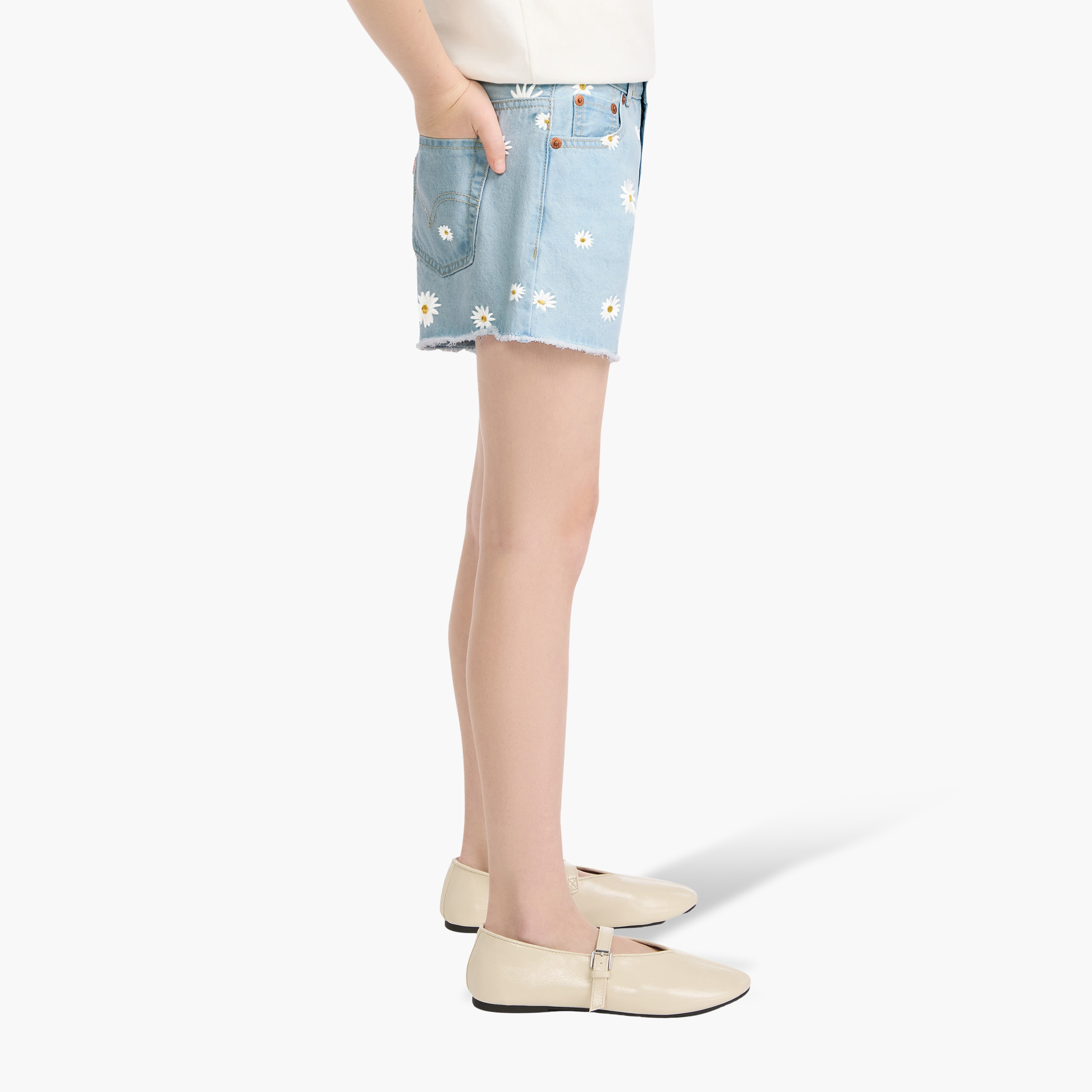 شورت جينز بقصة "إيه-لاين" وطبعة "ديزي" من ليفايس-girls-clothing-bottoms-shorts-image-3