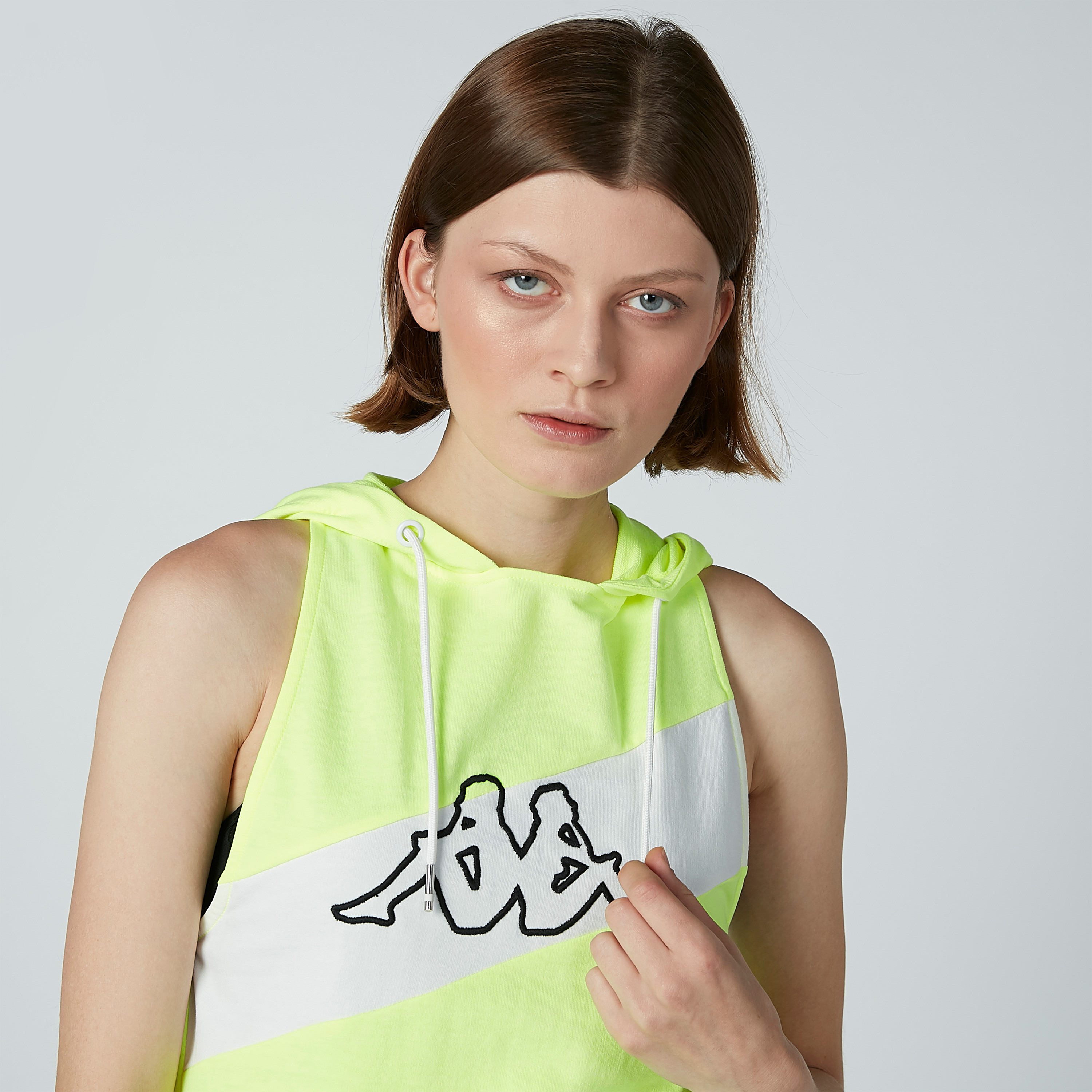 بلوزة دون أكمام بقبّعة وشريطة وطبعات من كابا-women-clothing-sportswearandactivewear-tshirtsandvests-image-1