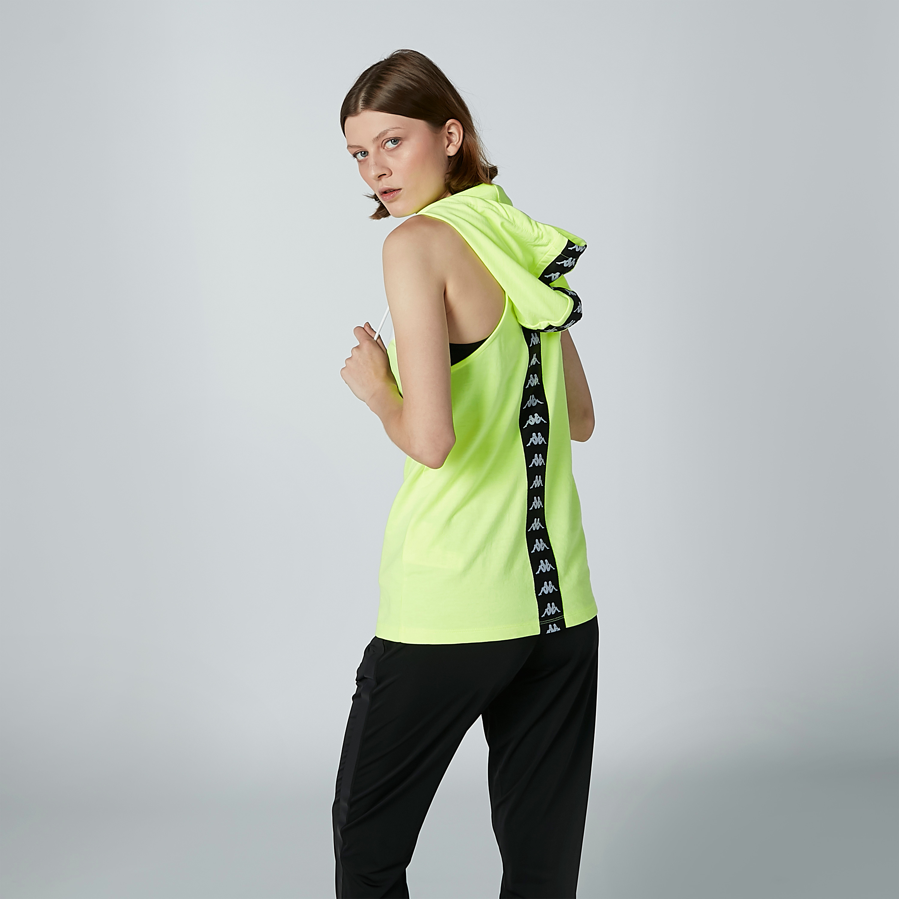 بلوزة دون أكمام بقبّعة وشريطة وطبعات من كابا-women-clothing-sportswearandactivewear-tshirtsandvests-image-4