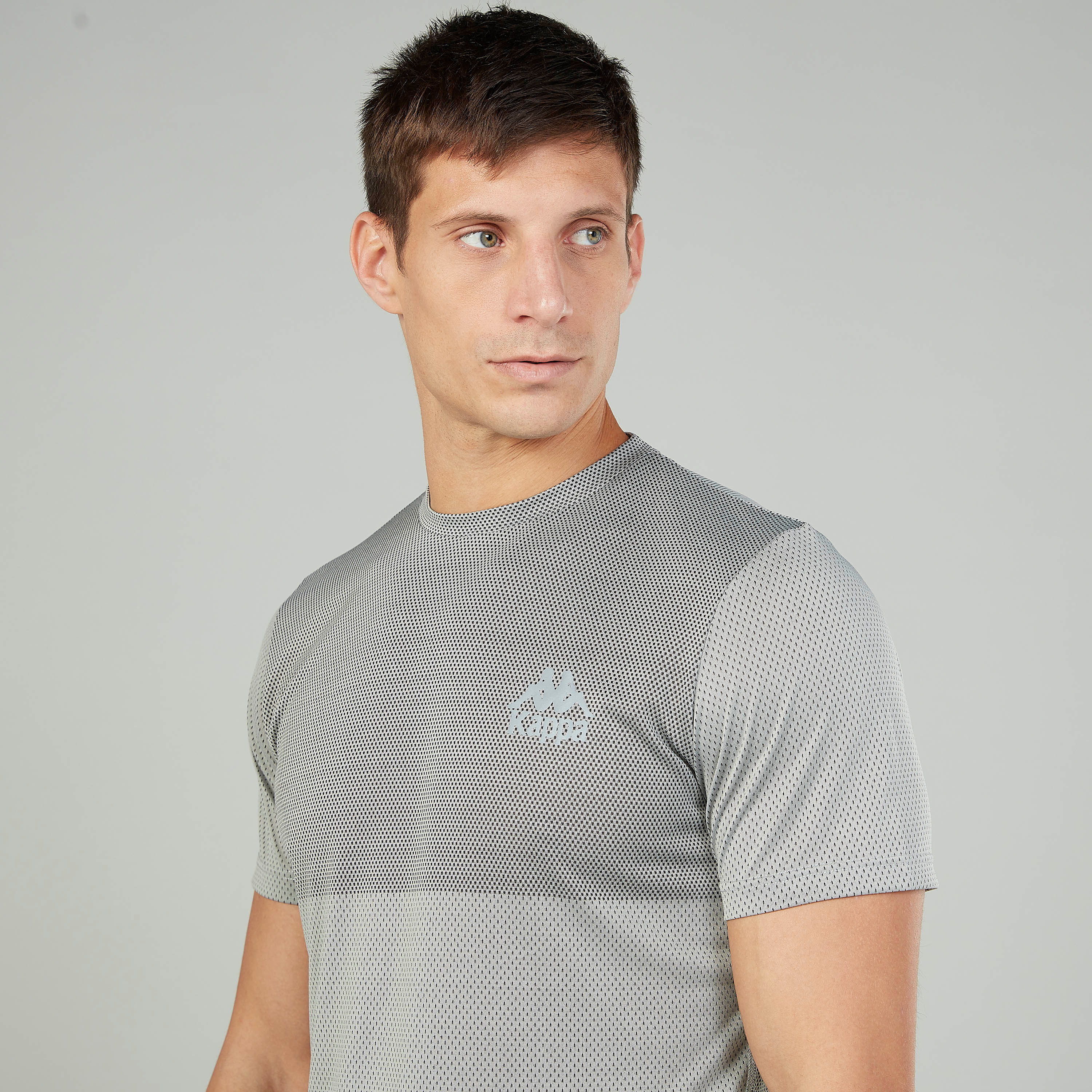 تيشيرت بياقة مستديرة وأكمام قصيرة وطبعات من كابا-men-clothing-sportswearandactivewear-tshirtsandpolos-image-3