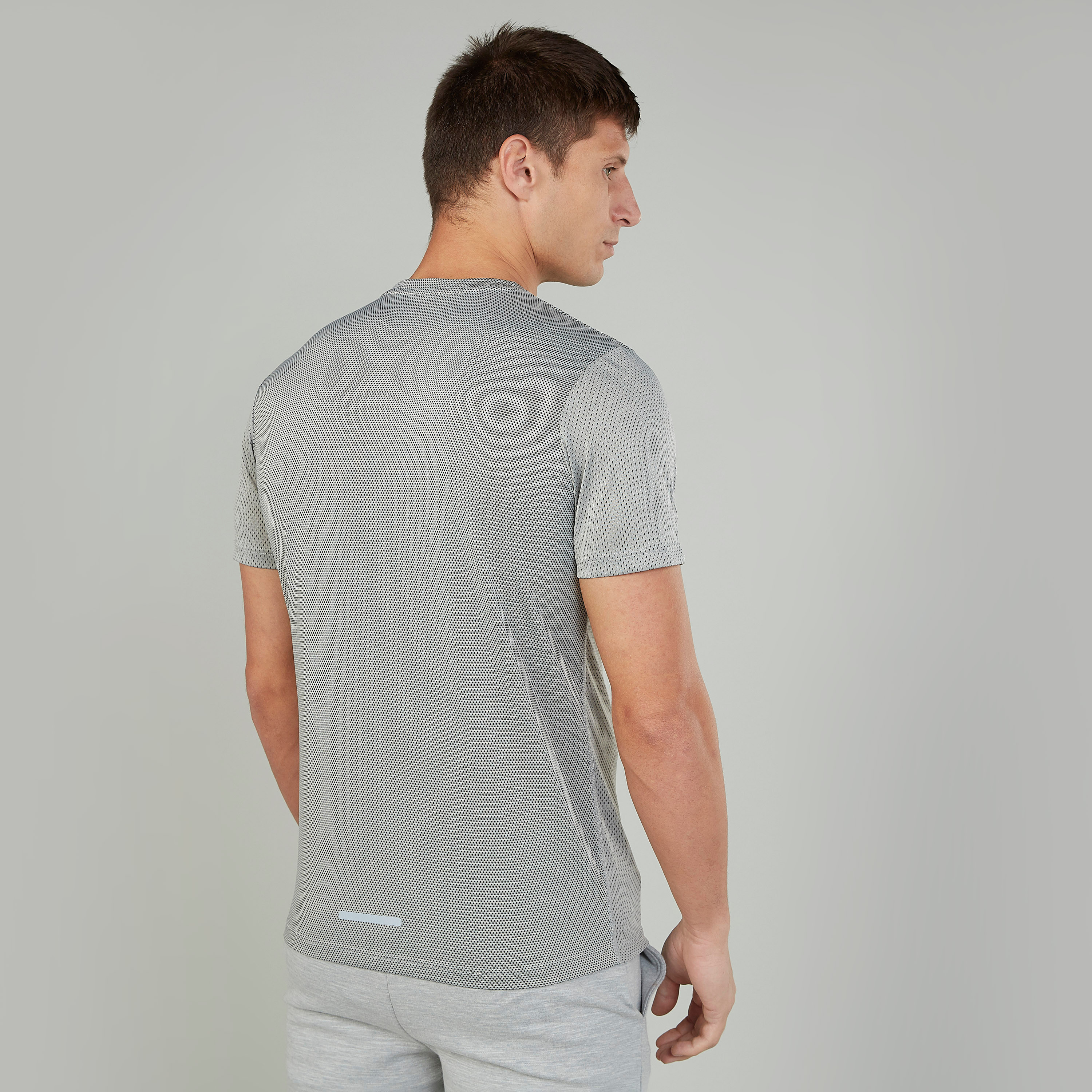 تيشيرت بياقة مستديرة وأكمام قصيرة وطبعات من كابا-men-clothing-sportswearandactivewear-tshirtsandpolos-image-4