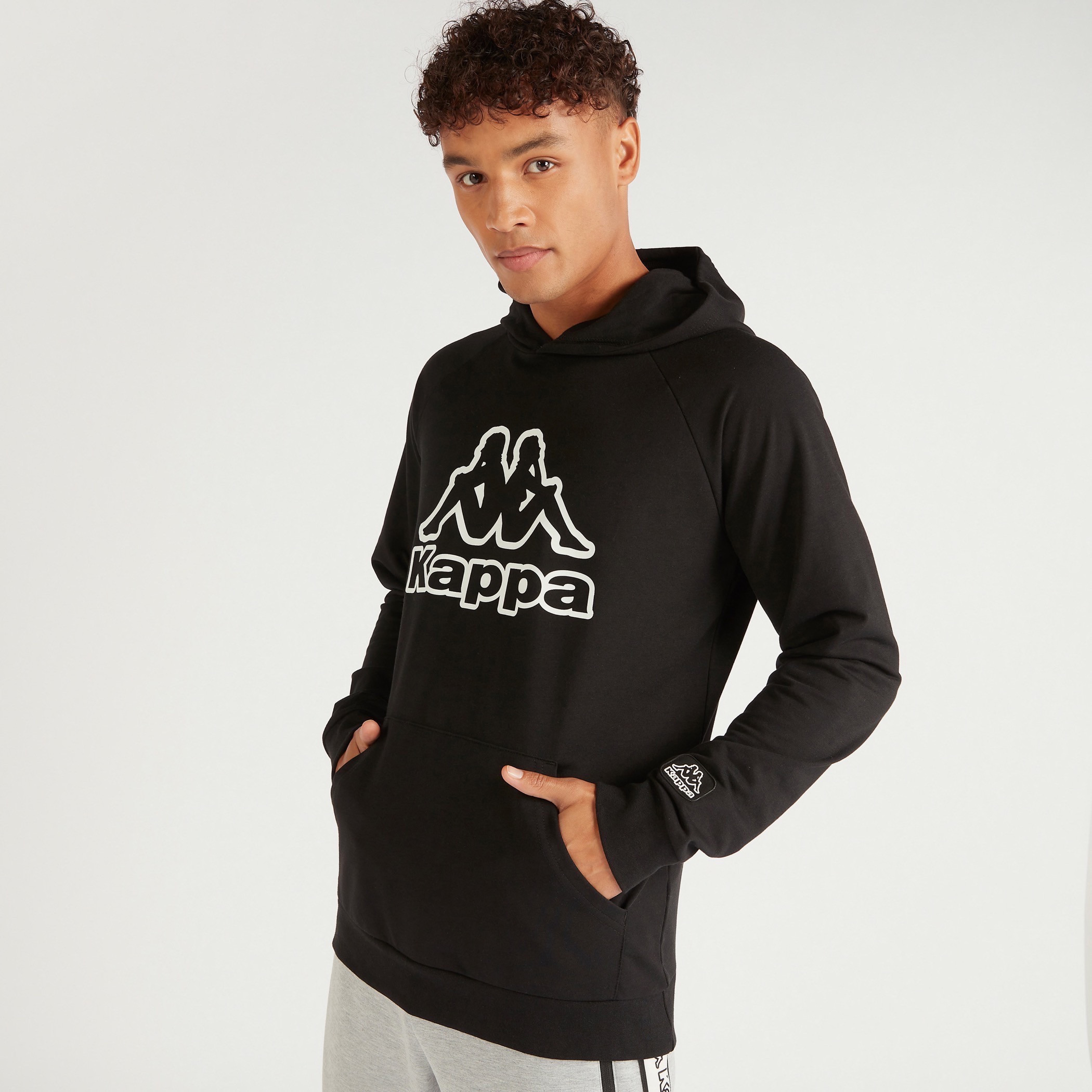 سويت شيرت بقبّعة وجيب كنغر وطبعات من كابا-men-winterwear-hoodiesandsweatshirts-image-1