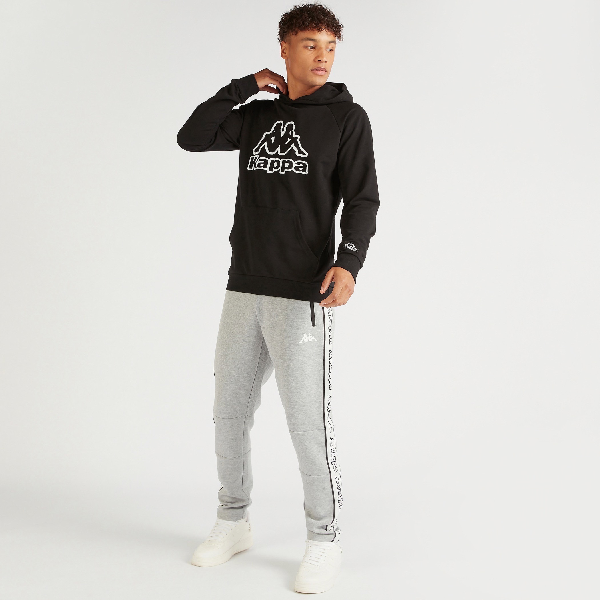 سويت شيرت بقبّعة وجيب كنغر وطبعات من كابا-men-winterwear-hoodiesandsweatshirts-image-2