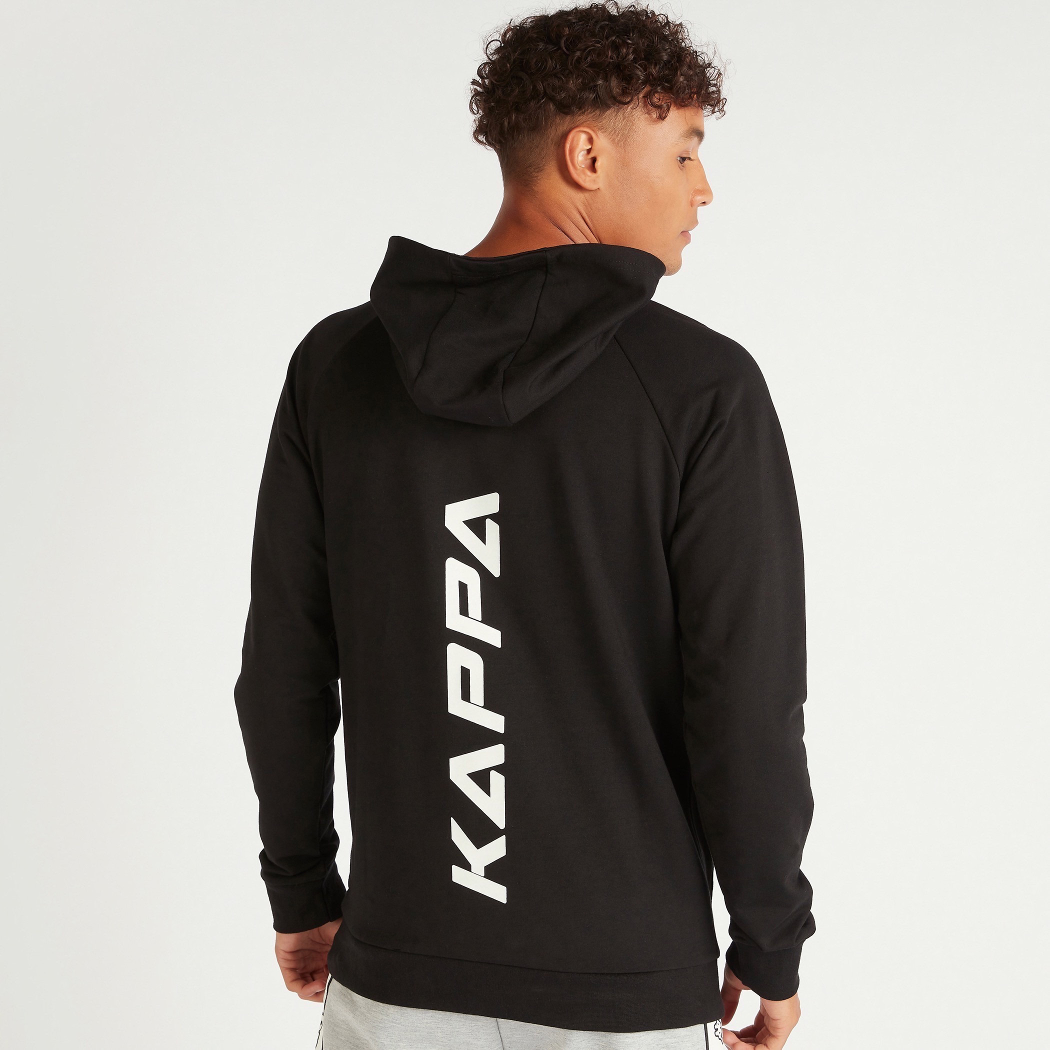 سويت شيرت بقبّعة وجيب كنغر وطبعات من كابا-men-winterwear-hoodiesandsweatshirts-image-4
