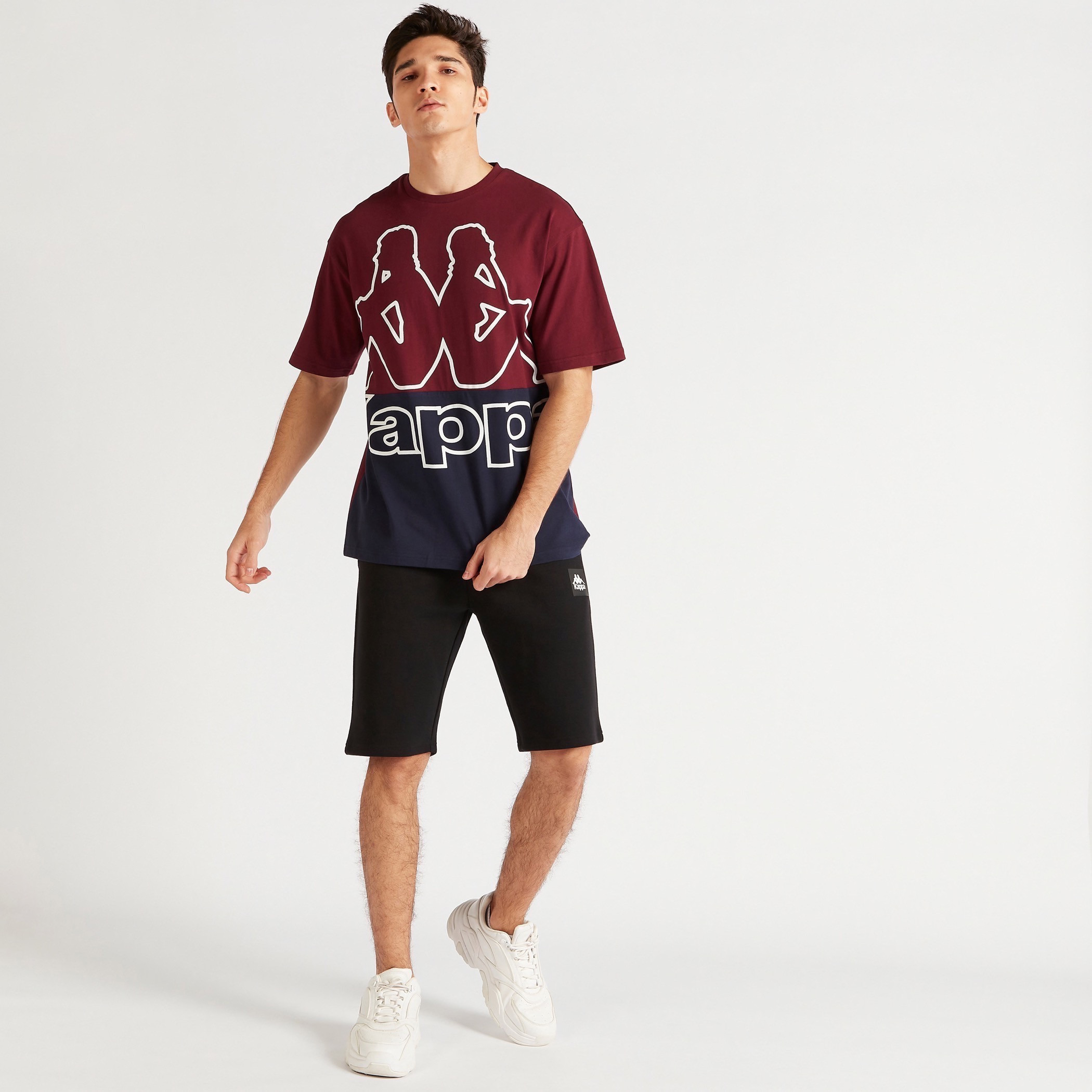 تيشيرت واسع بياقة ضيّقة وأكمام قصيرة وطبعات من كابا-men-clothing-sportswearandactivewear-tshirtsandpolos-image-2