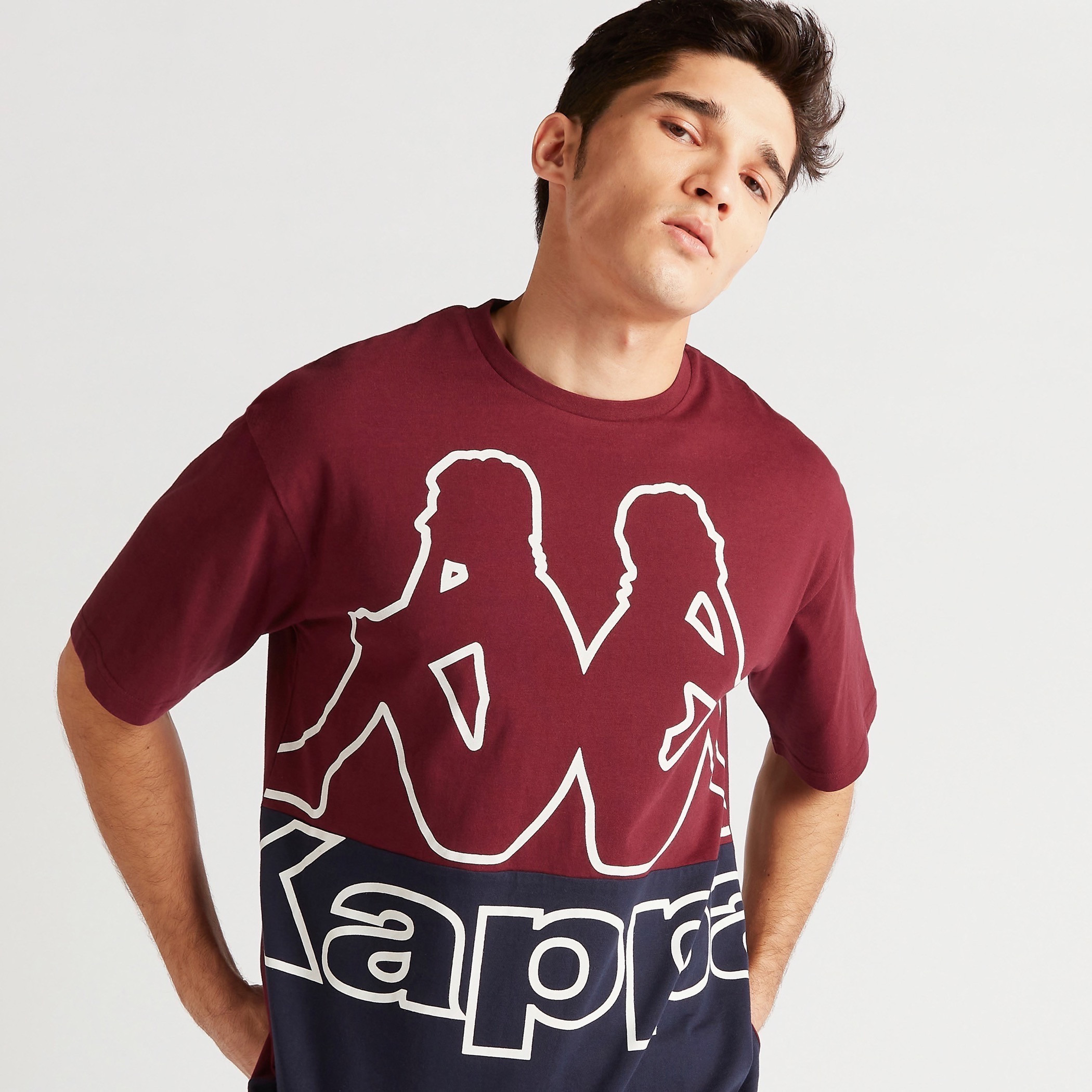 تيشيرت واسع بياقة ضيّقة وأكمام قصيرة وطبعات من كابا-men-clothing-sportswearandactivewear-tshirtsandpolos-image-3