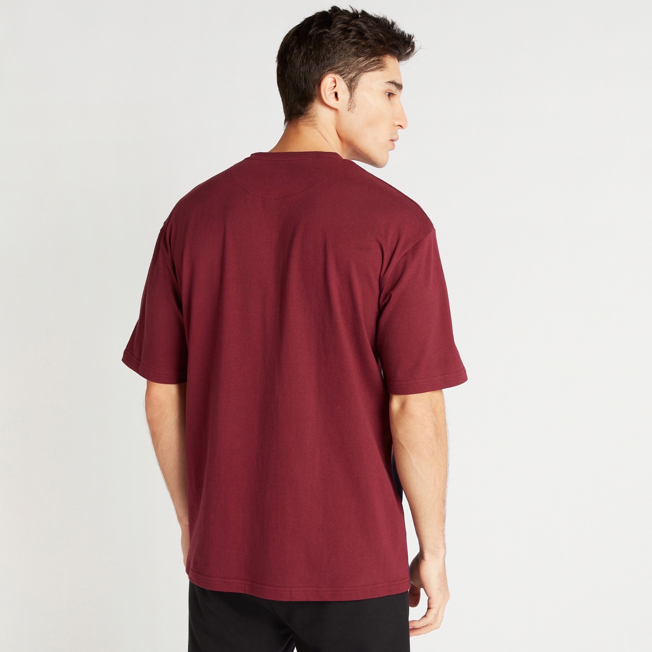 تيشيرت واسع بياقة ضيّقة وأكمام قصيرة وطبعات من كابا-men-clothing-sportswearandactivewear-tshirtsandpolos-image-4
