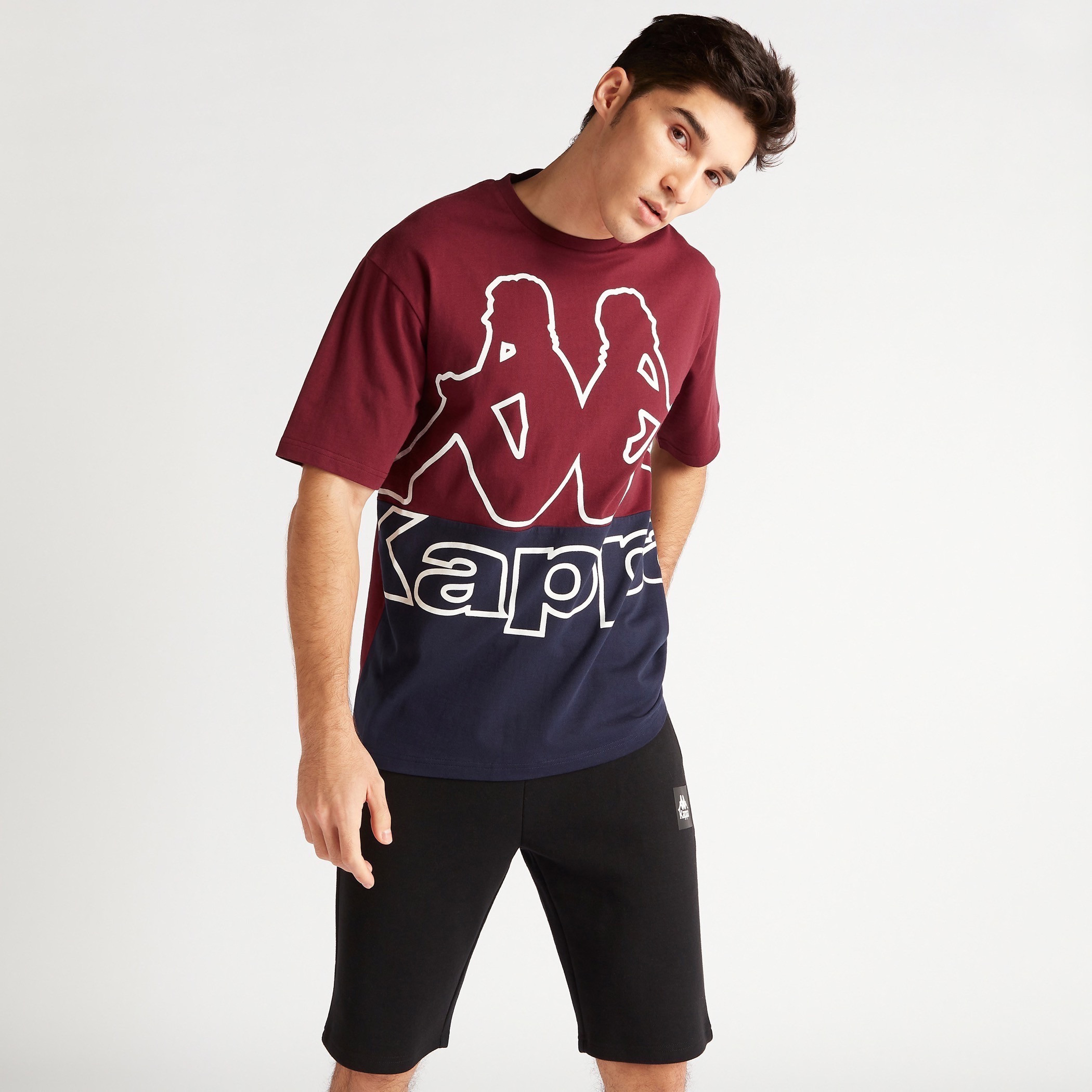 تيشيرت واسع بياقة ضيّقة وأكمام قصيرة وطبعات من كابا-men-clothing-sportswearandactivewear-tshirtsandpolos-image-5