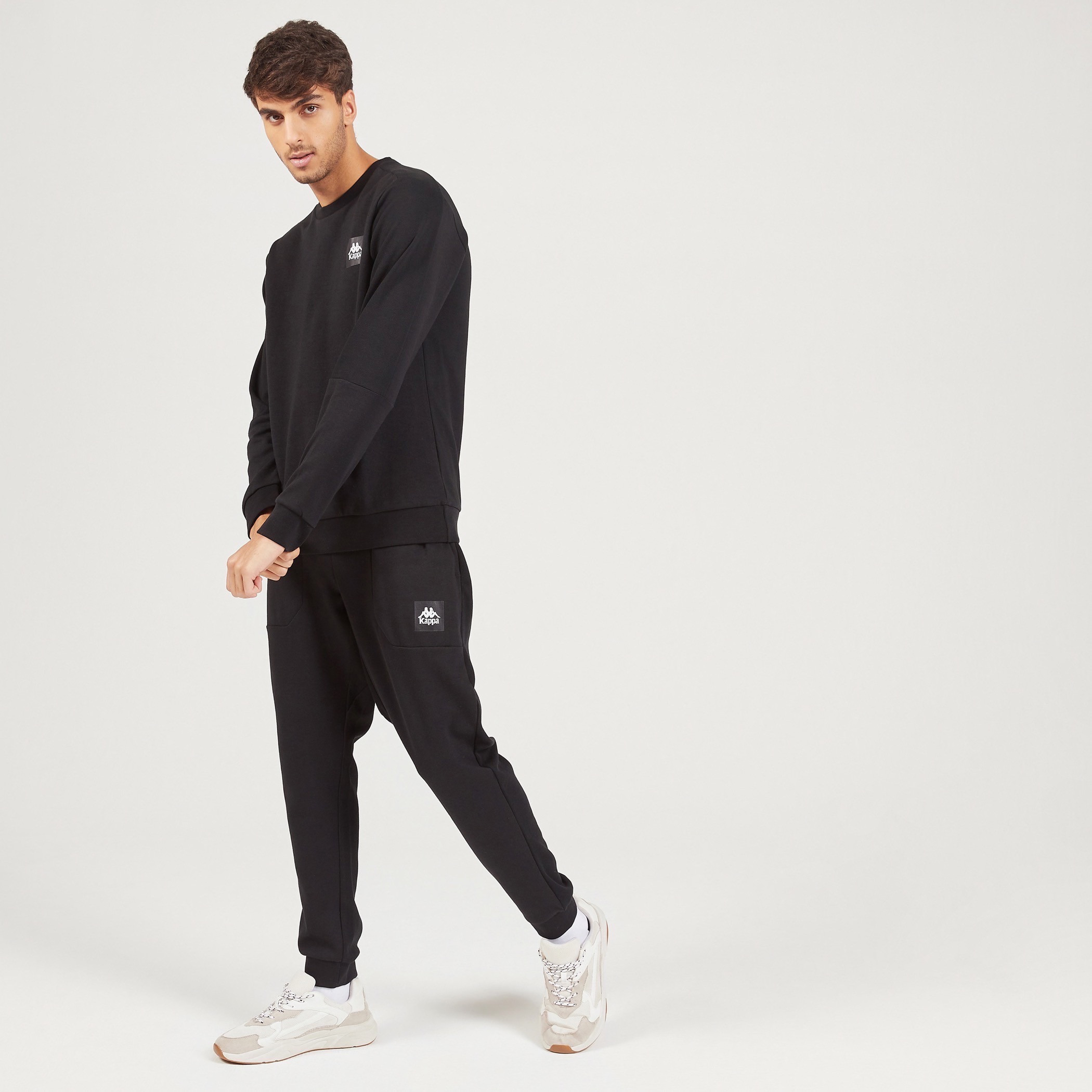 سويت شيرت سادة بياقة ضيقة وأكمام طويلة من كابا-men-winterwear-hoodiesandsweatshirts-image-2