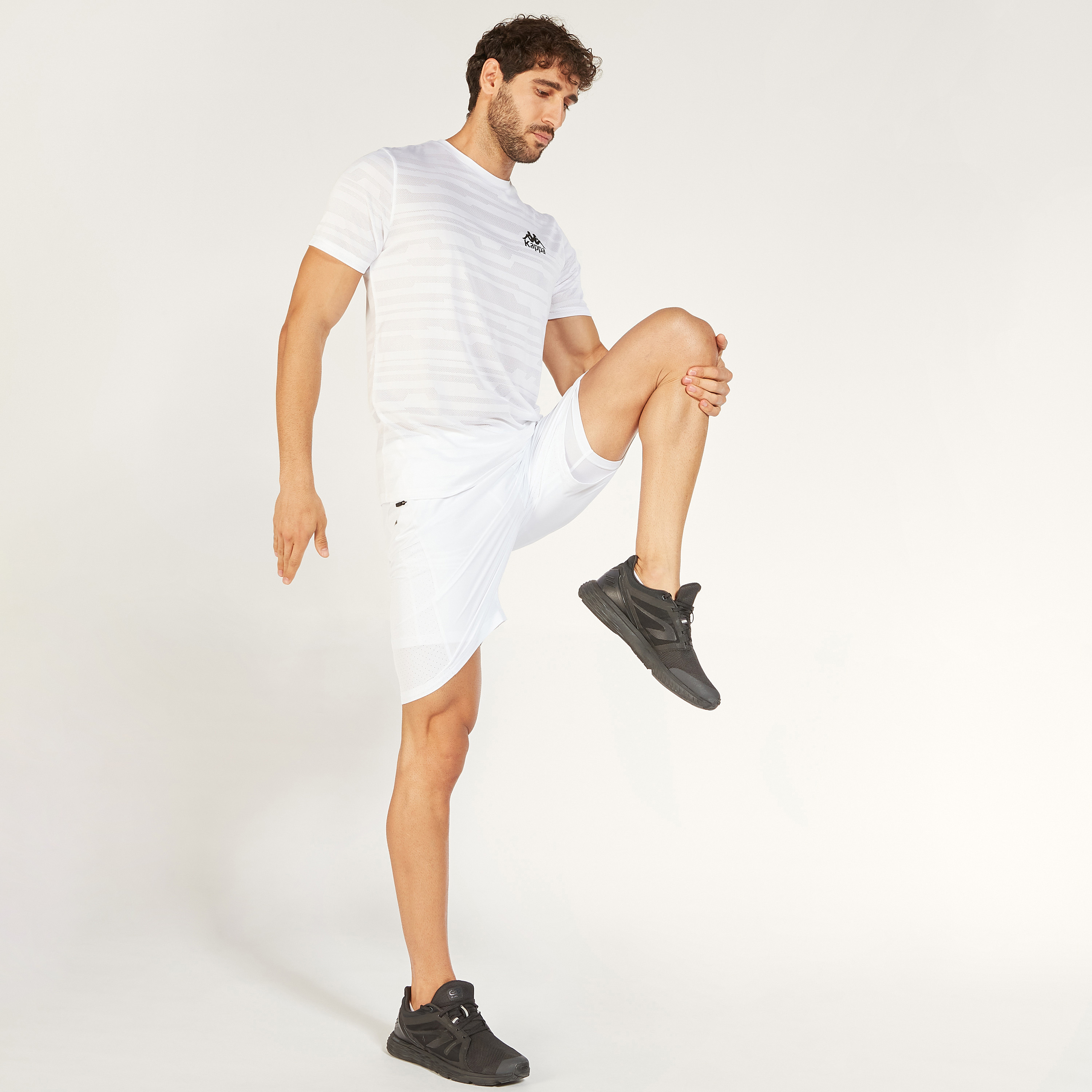 تيشيرت بياقة ضيّقة وأكمام قصيرة وطبعات من كابا-men-clothing-sportswearandactivewear-tshirtsandpolos-image-2