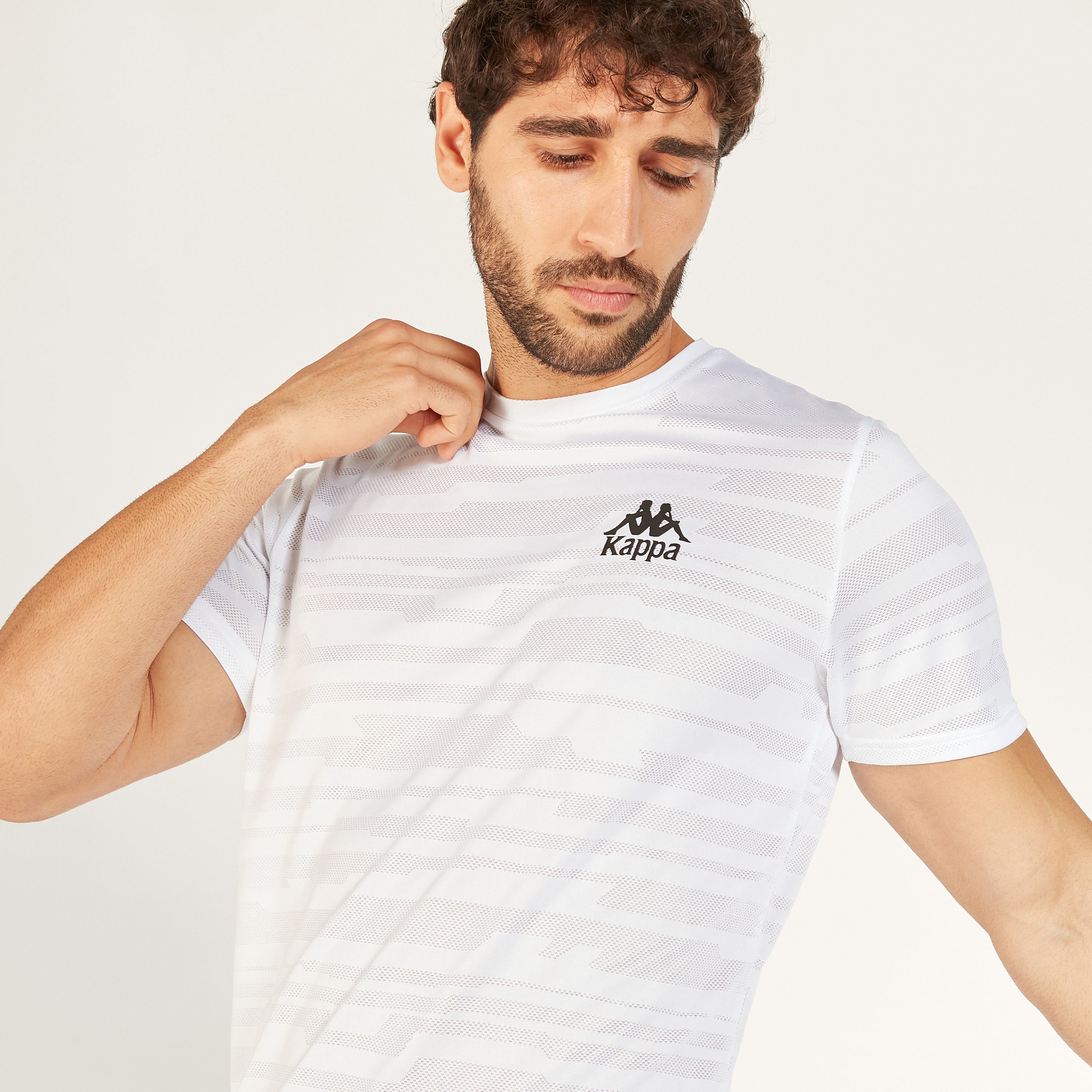 تيشيرت بياقة ضيّقة وأكمام قصيرة وطبعات من كابا-men-clothing-sportswearandactivewear-tshirtsandpolos-image-3