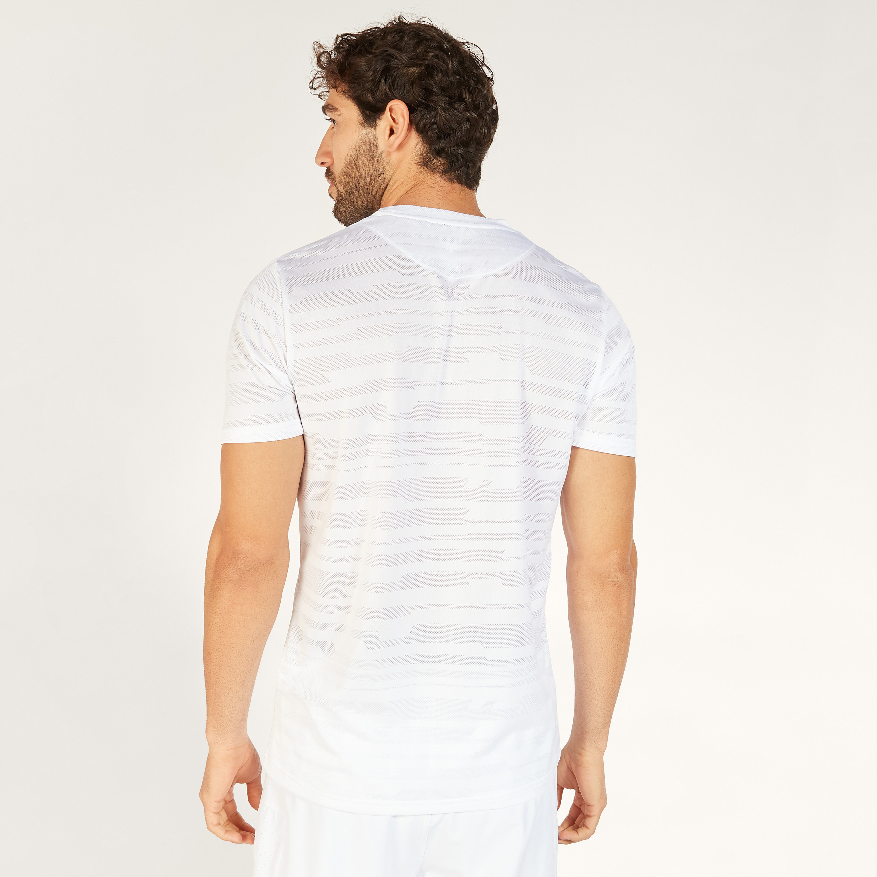 تيشيرت بياقة ضيّقة وأكمام قصيرة وطبعات من كابا-men-clothing-sportswearandactivewear-tshirtsandpolos-image-4