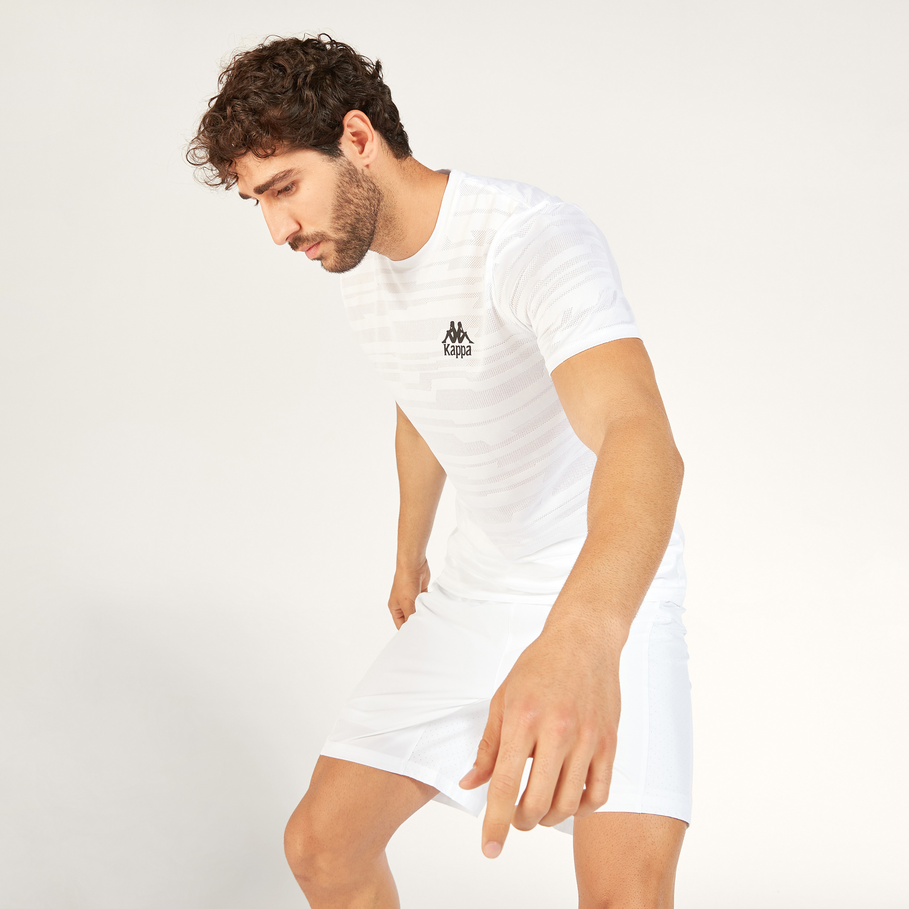 تيشيرت بياقة ضيّقة وأكمام قصيرة وطبعات من كابا-men-clothing-sportswearandactivewear-tshirtsandpolos-image-5