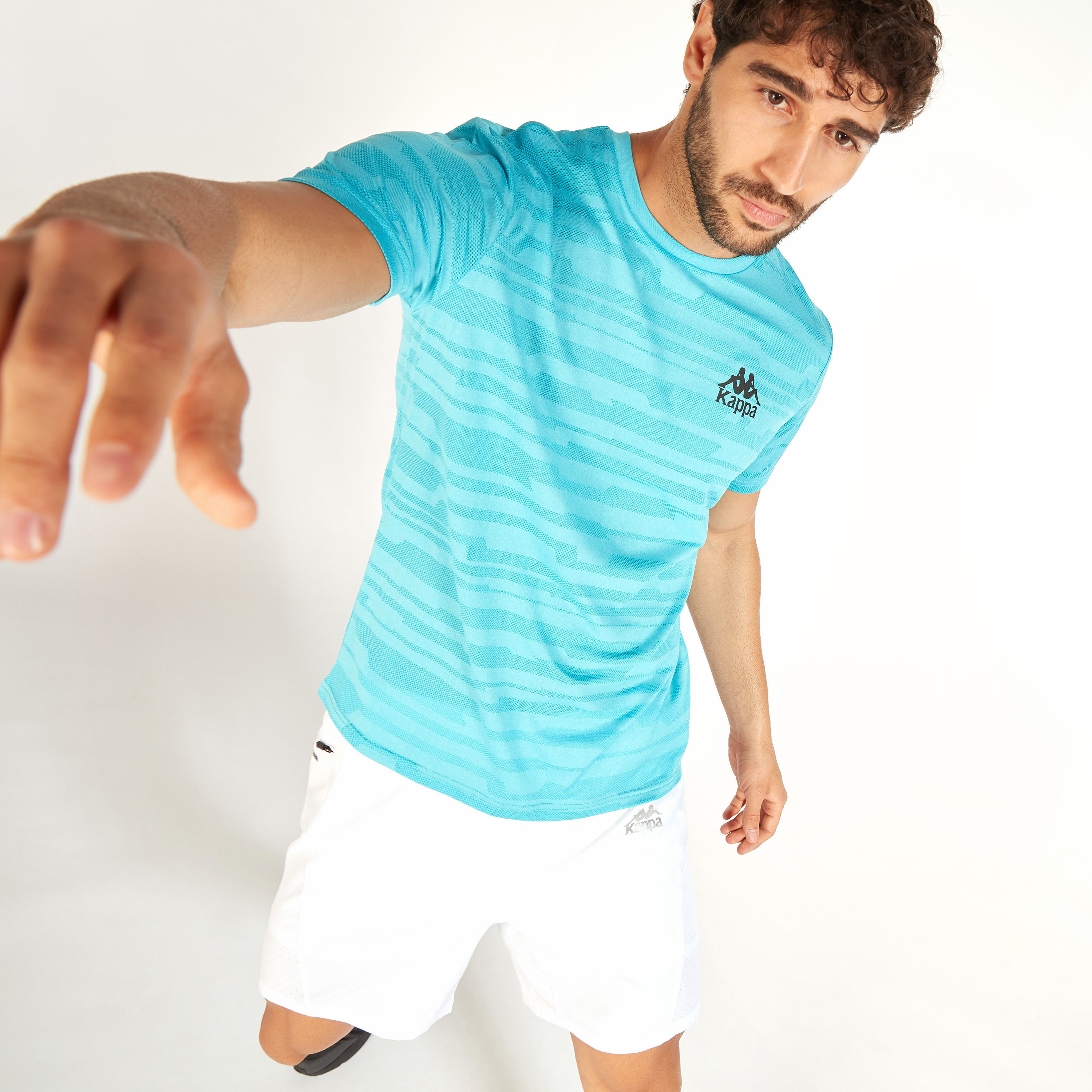 تيشيرت بياقة ضيّقة وأكمام قصيرة وطبعات من كابا-men-clothing-sportswearandactivewear-tshirtsandpolos-image-8