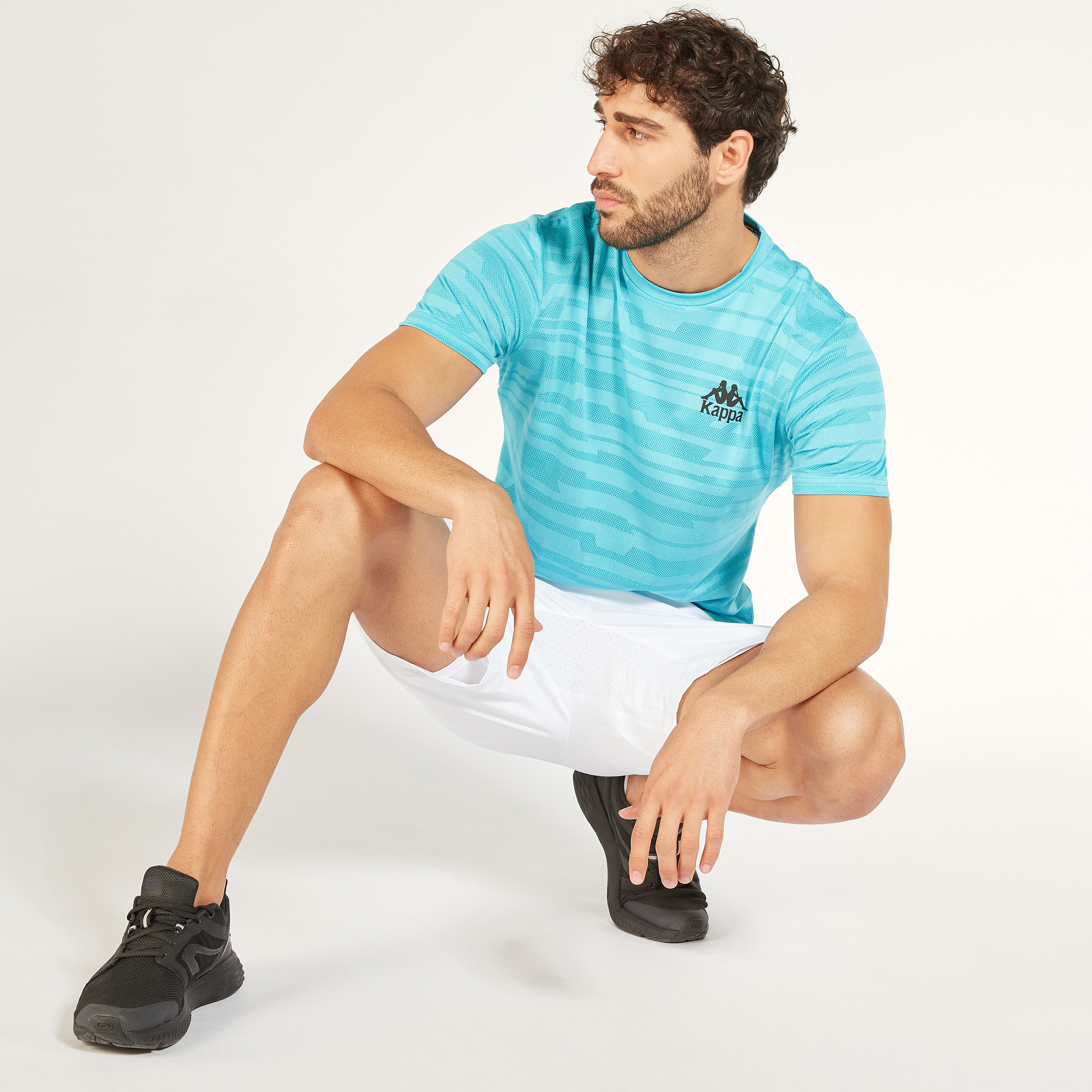 تيشيرت بياقة ضيّقة وأكمام قصيرة وطبعات من كابا-men-clothing-sportswearandactivewear-tshirtsandpolos-image-10