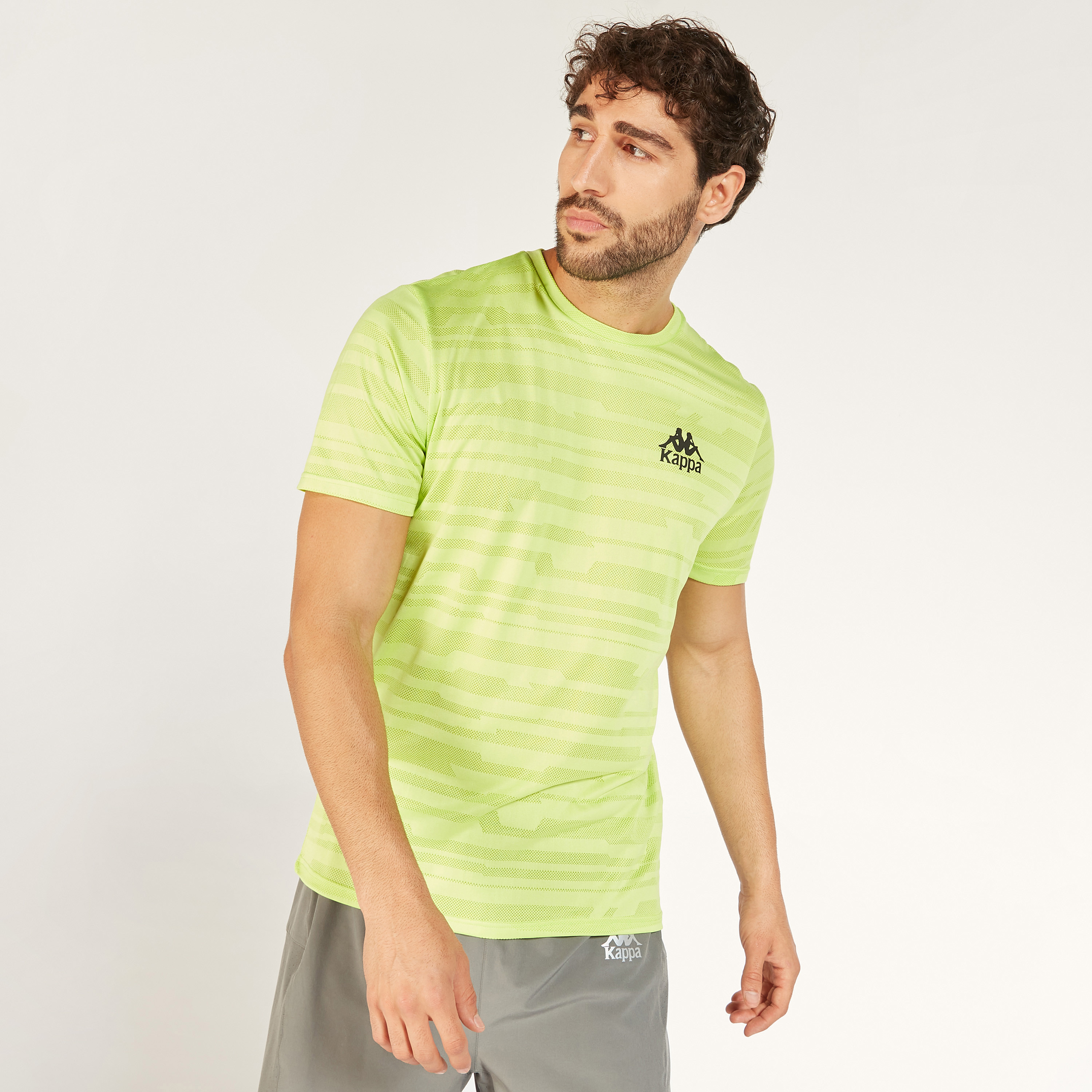 تيشيرت بياقة ضيّقة وأكمام قصيرة وطبعات من كابا-men-clothing-sportswearandactivewear-tshirtsandpolos-image-11