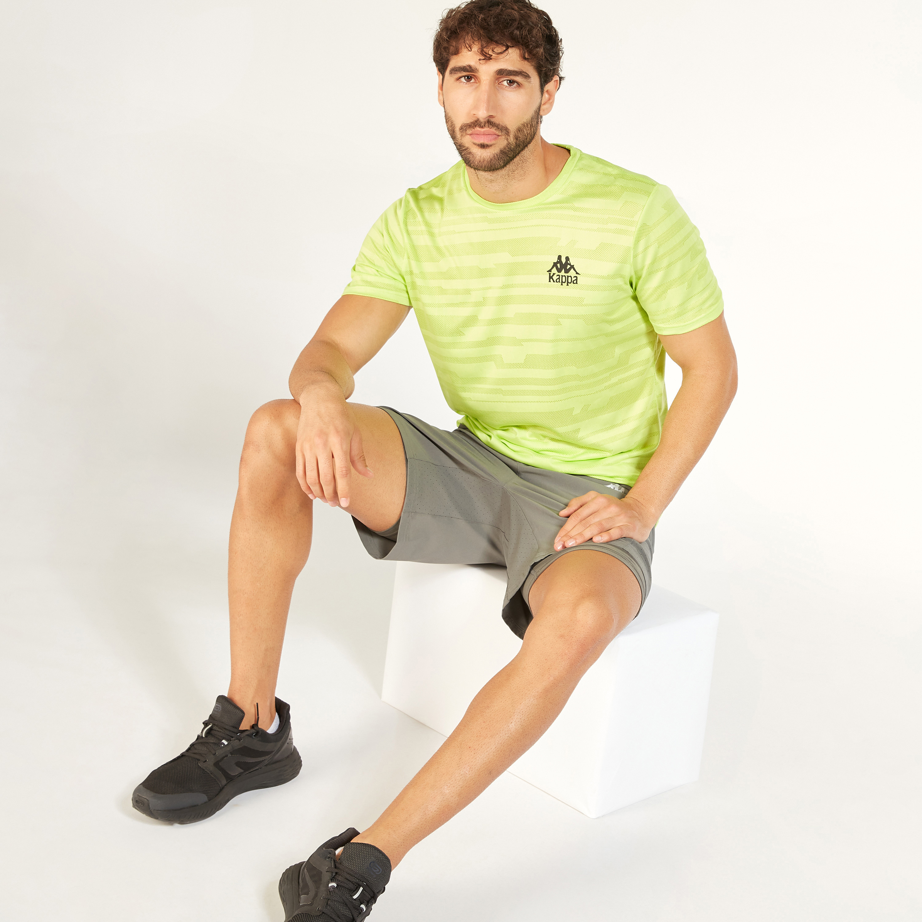 تيشيرت بياقة ضيّقة وأكمام قصيرة وطبعات من كابا-men-clothing-sportswearandactivewear-tshirtsandpolos-image-12