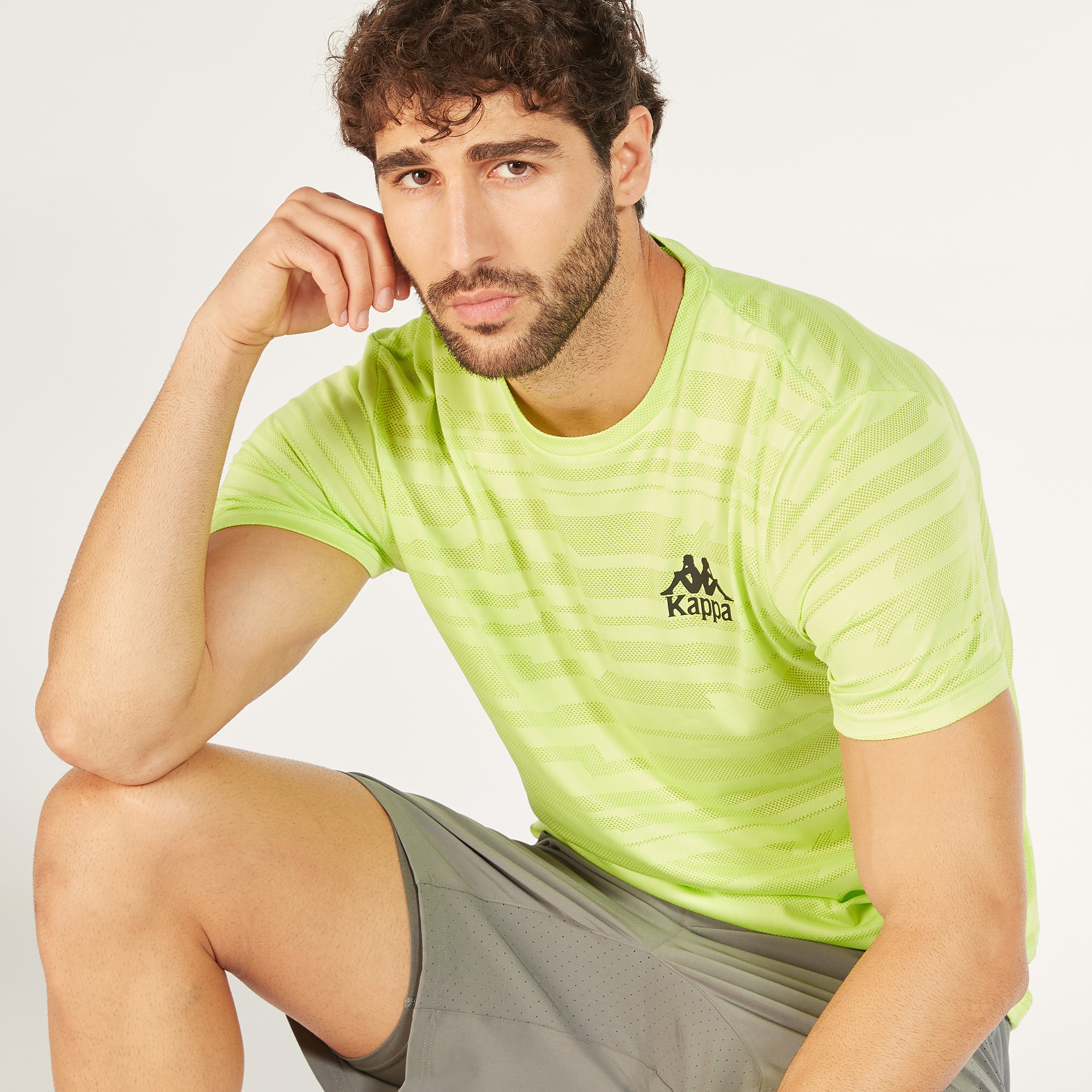 تيشيرت بياقة ضيّقة وأكمام قصيرة وطبعات من كابا-men-clothing-sportswearandactivewear-tshirtsandpolos-image-13