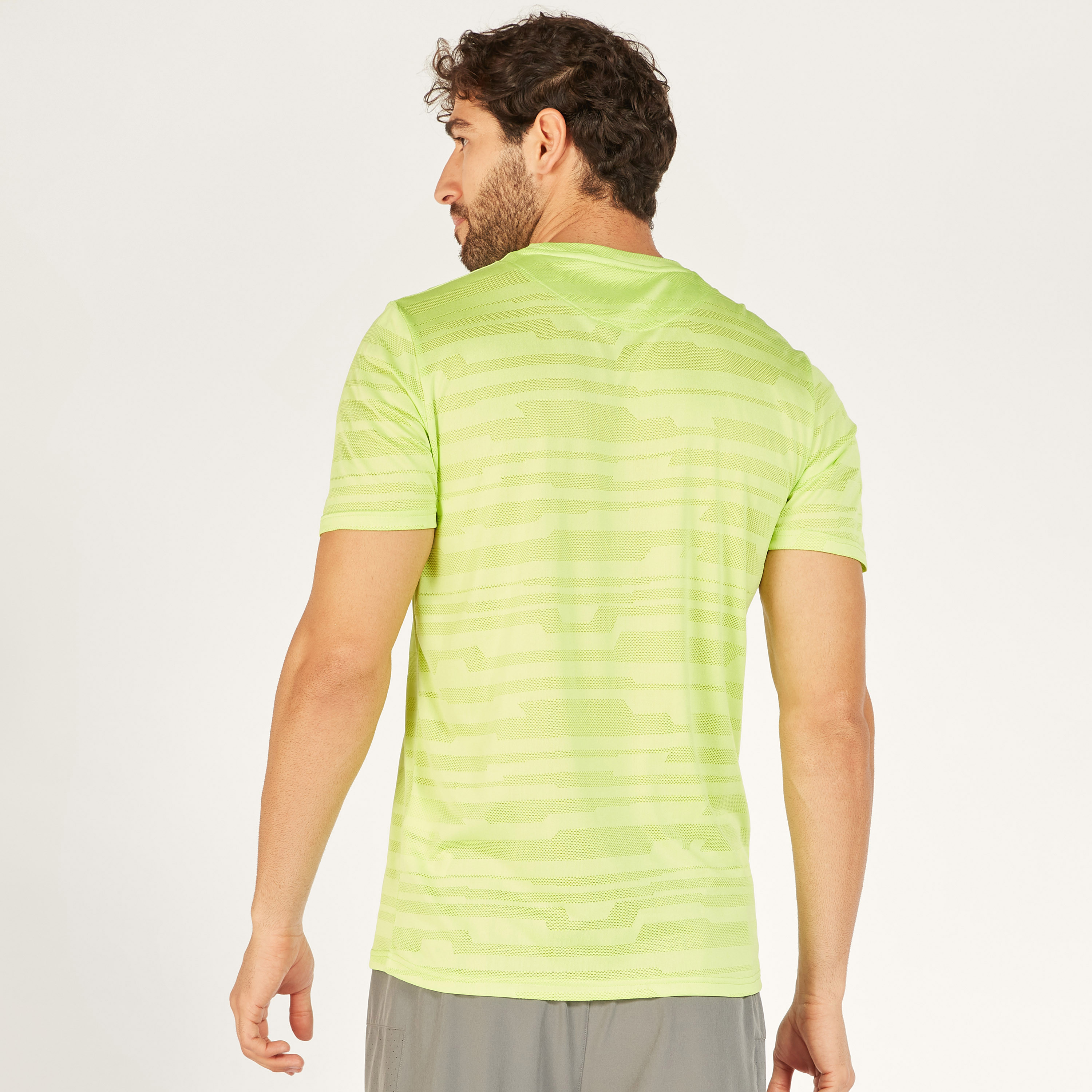 تيشيرت بياقة ضيّقة وأكمام قصيرة وطبعات من كابا-men-clothing-sportswearandactivewear-tshirtsandpolos-image-14