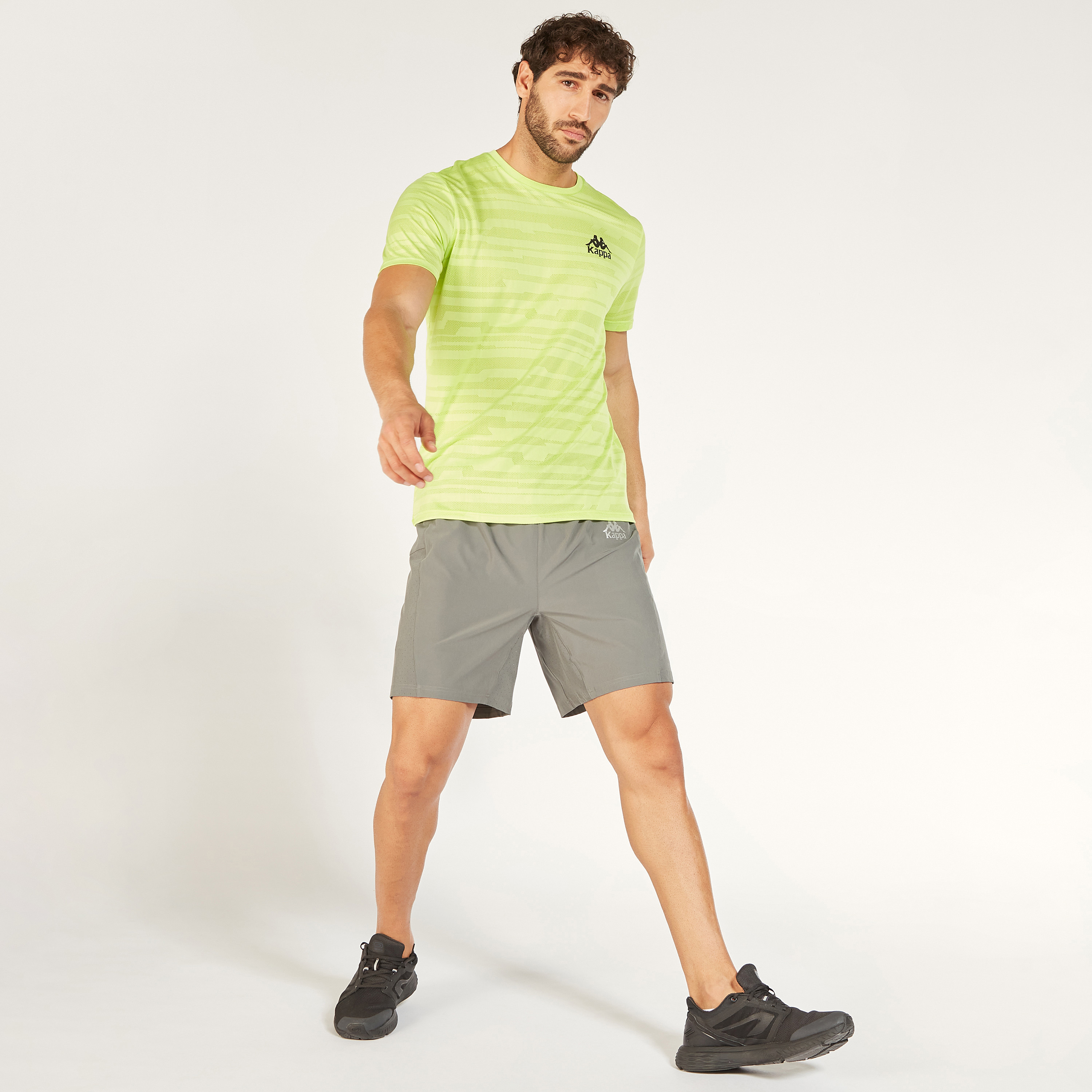 تيشيرت بياقة ضيّقة وأكمام قصيرة وطبعات من كابا-men-clothing-sportswearandactivewear-tshirtsandpolos-image-15