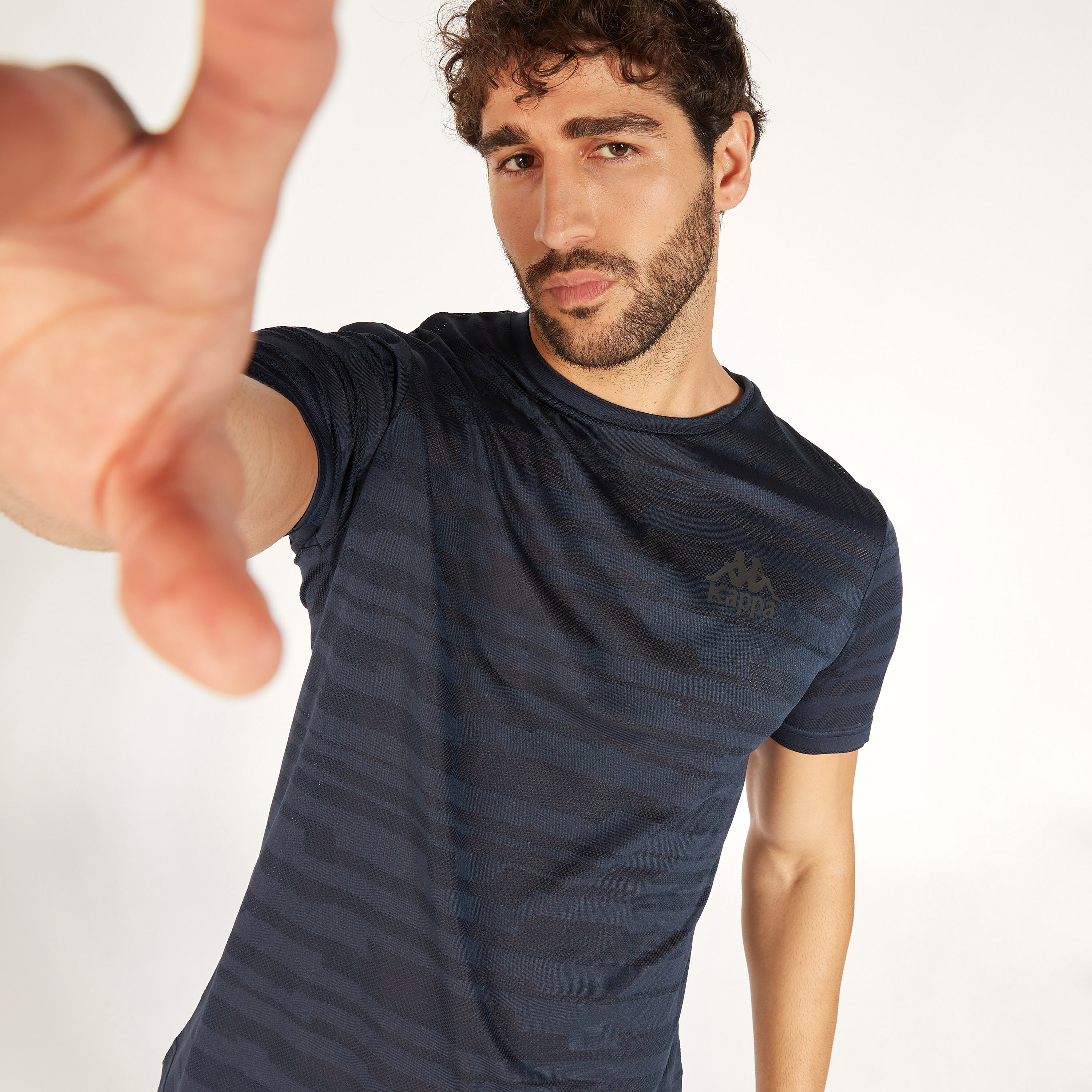 تيشيرت بياقة ضيّقة وأكمام قصيرة وطبعات من كابا-men-clothing-sportswearandactivewear-tshirtsandpolos-image-16