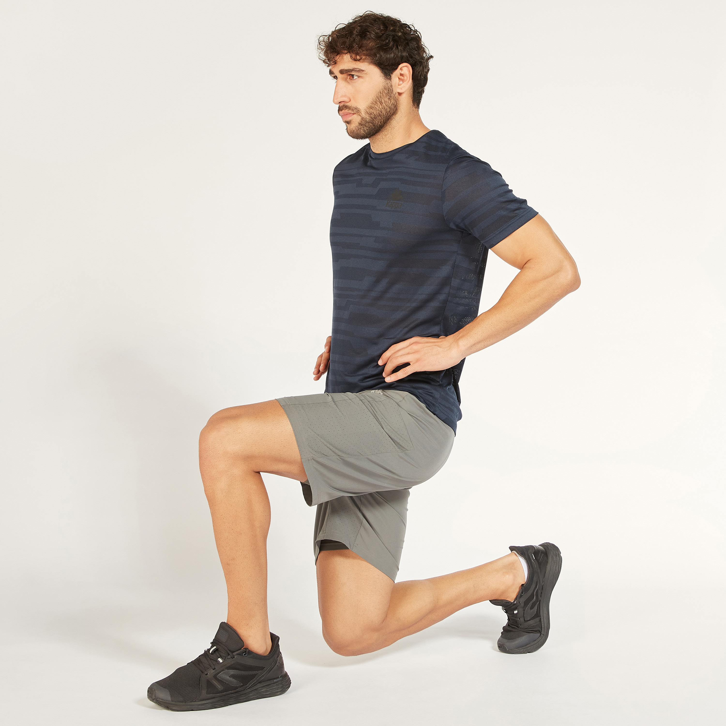 تيشيرت بياقة ضيّقة وأكمام قصيرة وطبعات من كابا-men-clothing-sportswearandactivewear-tshirtsandpolos-image-17