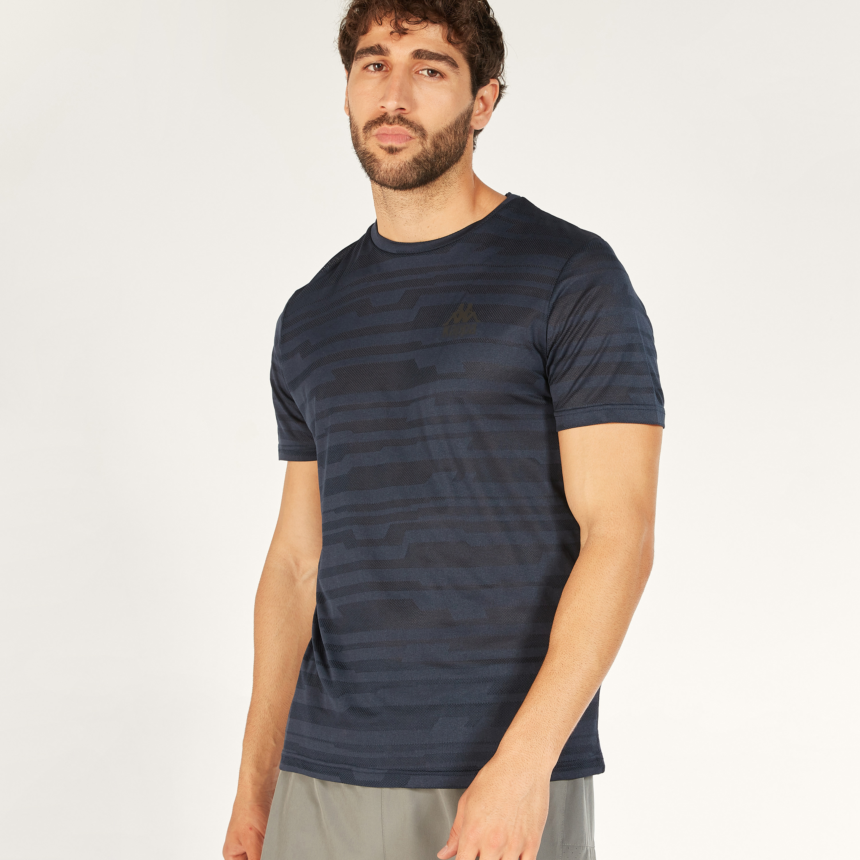 تيشيرت بياقة ضيّقة وأكمام قصيرة وطبعات من كابا-men-clothing-sportswearandactivewear-tshirtsandpolos-image-18