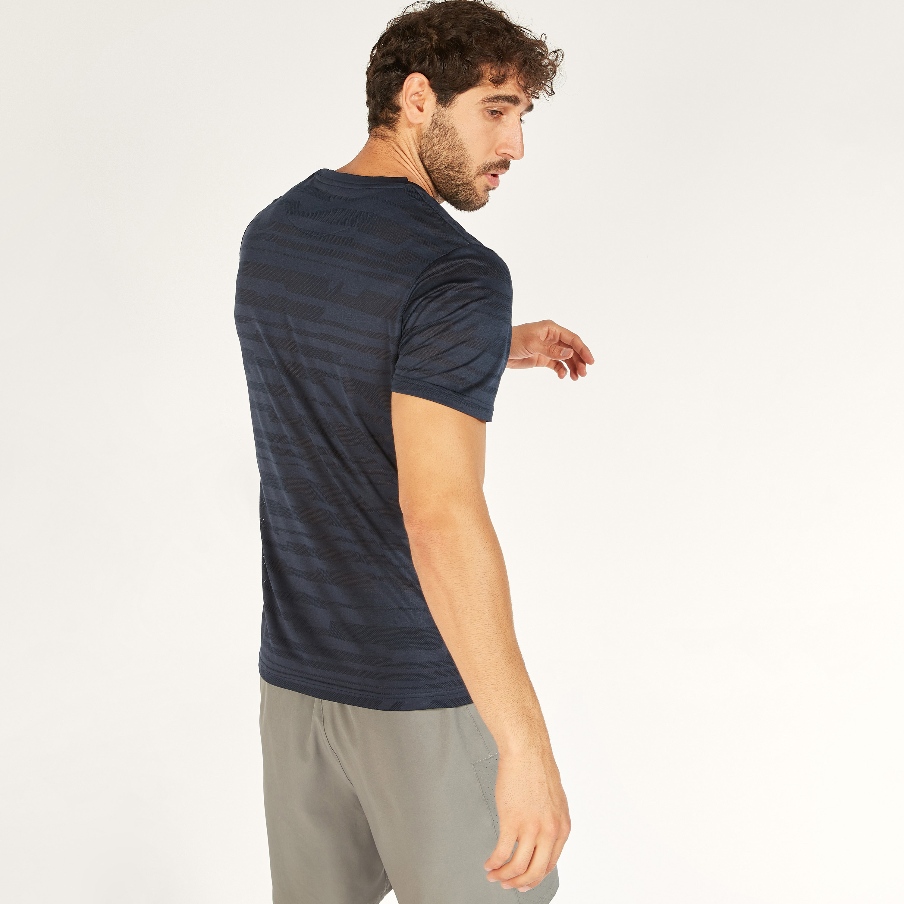 تيشيرت بياقة ضيّقة وأكمام قصيرة وطبعات من كابا-men-clothing-sportswearandactivewear-tshirtsandpolos-image-19