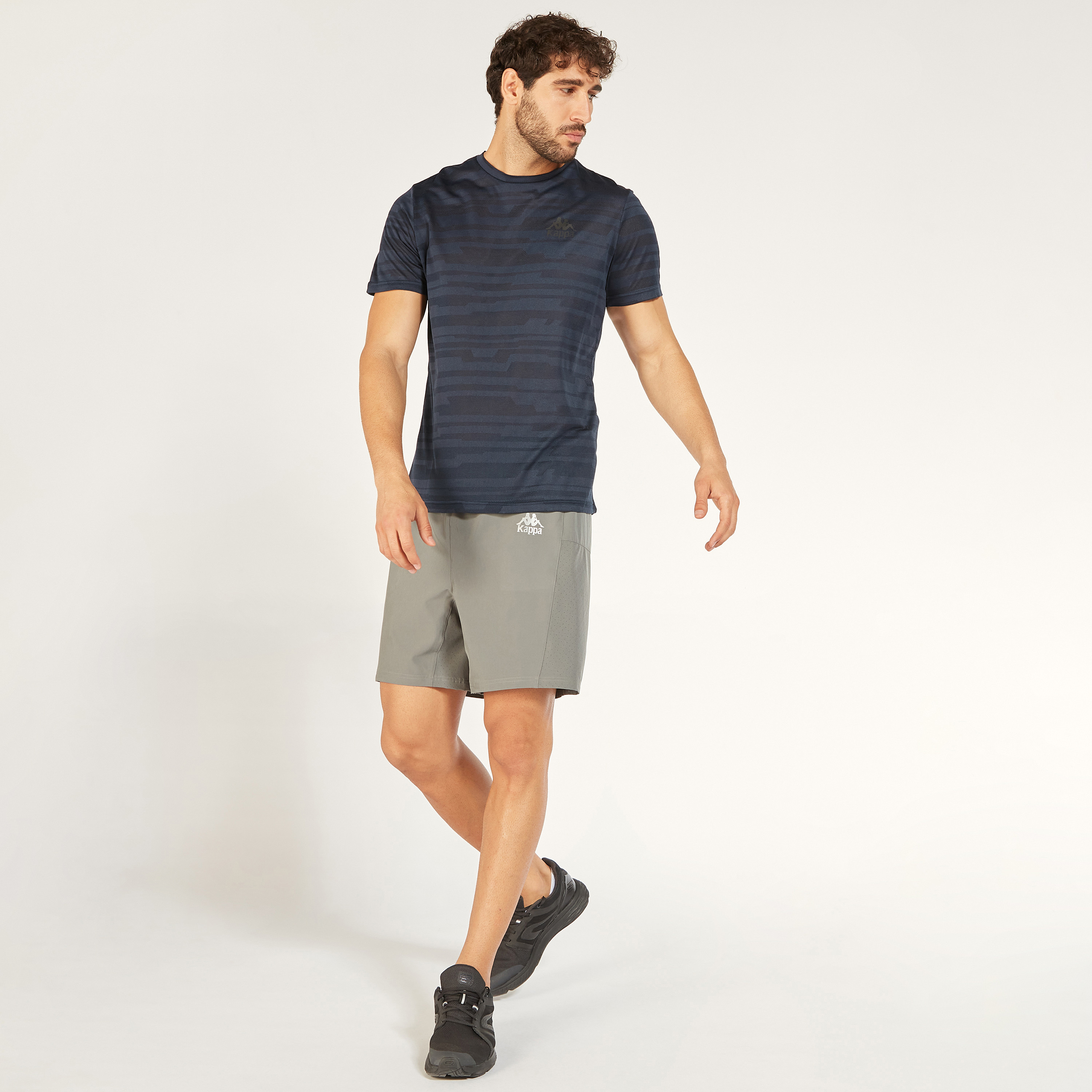 تيشيرت بياقة ضيّقة وأكمام قصيرة وطبعات من كابا-men-clothing-sportswearandactivewear-tshirtsandpolos-image-20