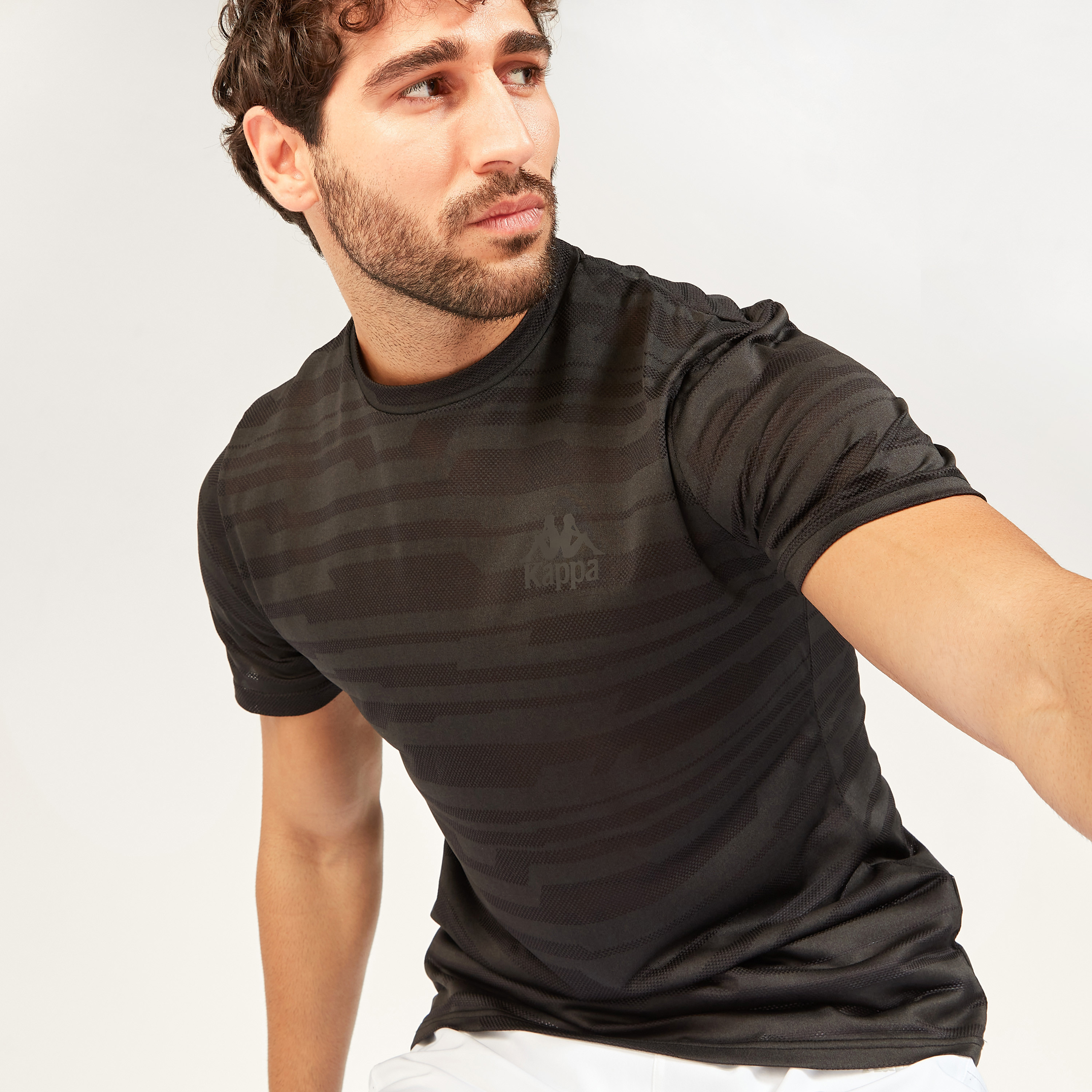 تيشيرت بياقة ضيّقة وأكمام قصيرة وطبعات من كابا-men-clothing-sportswearandactivewear-tshirtsandpolos-image-21