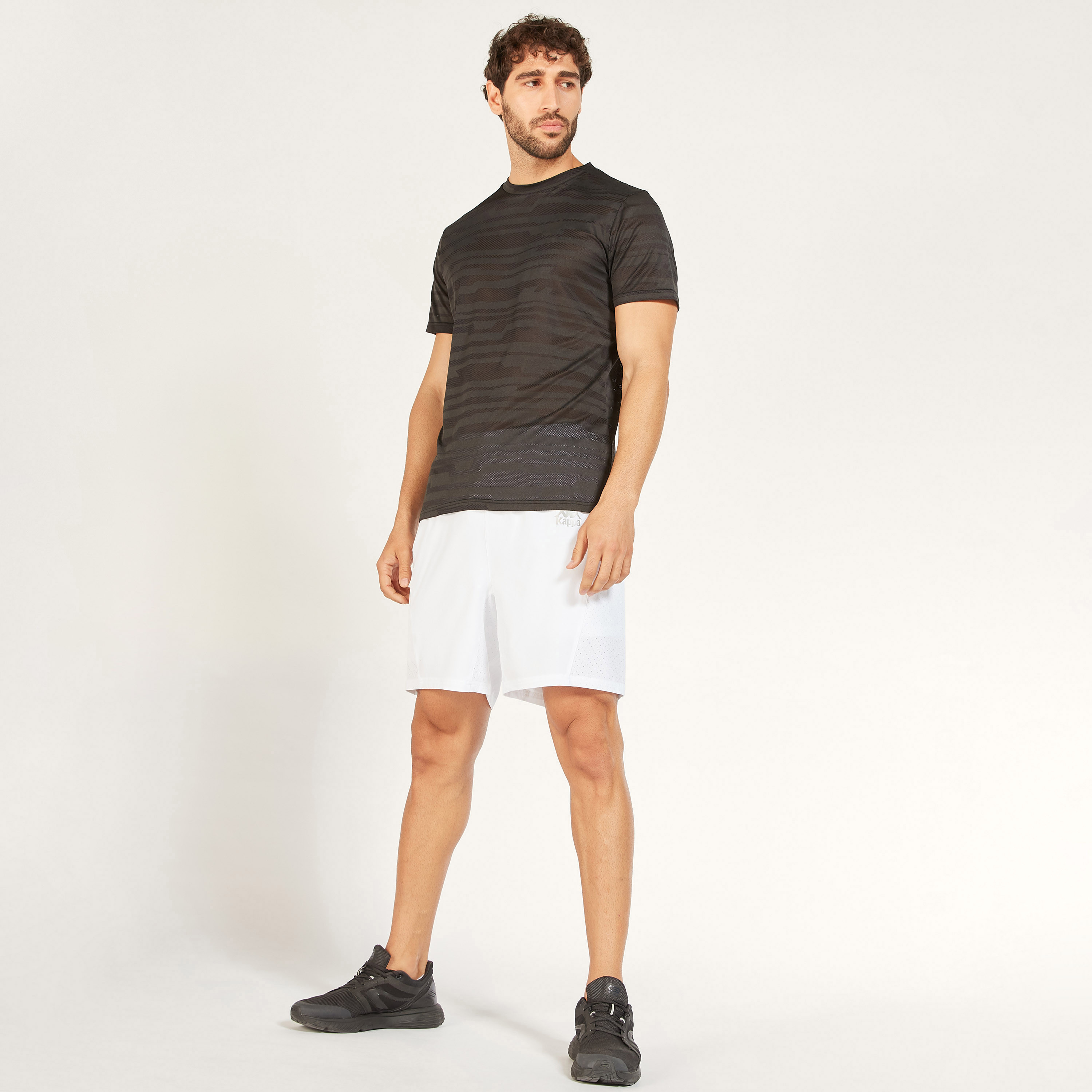 تيشيرت بياقة ضيّقة وأكمام قصيرة وطبعات من كابا-men-clothing-sportswearandactivewear-tshirtsandpolos-image-22