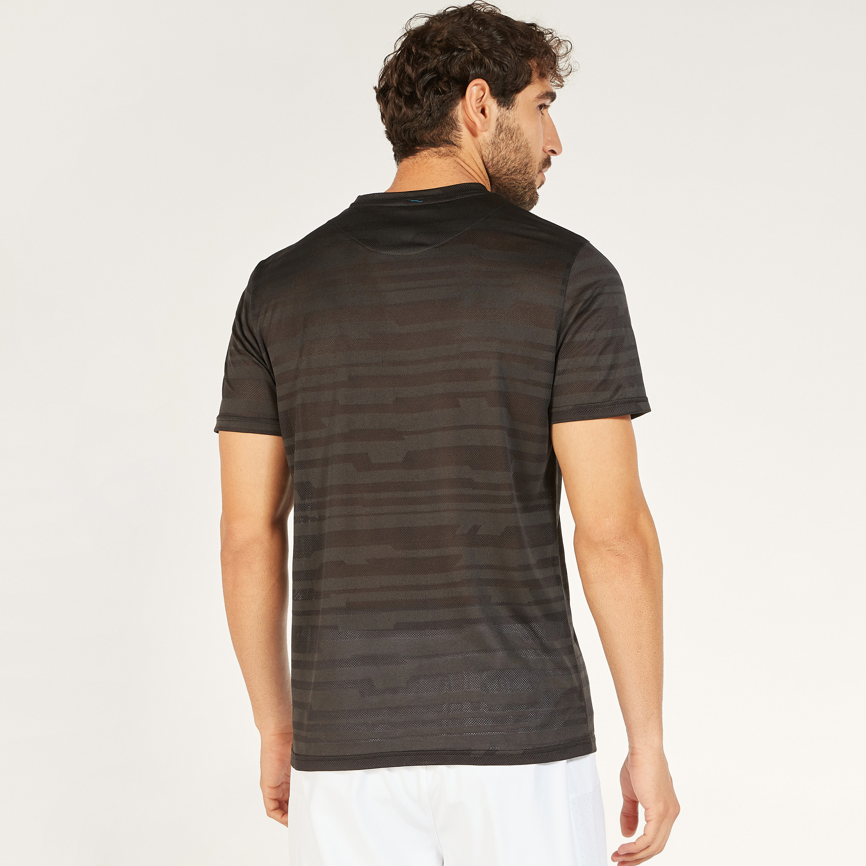 تيشيرت بياقة ضيّقة وأكمام قصيرة وطبعات من كابا-men-clothing-sportswearandactivewear-tshirtsandpolos-image-24