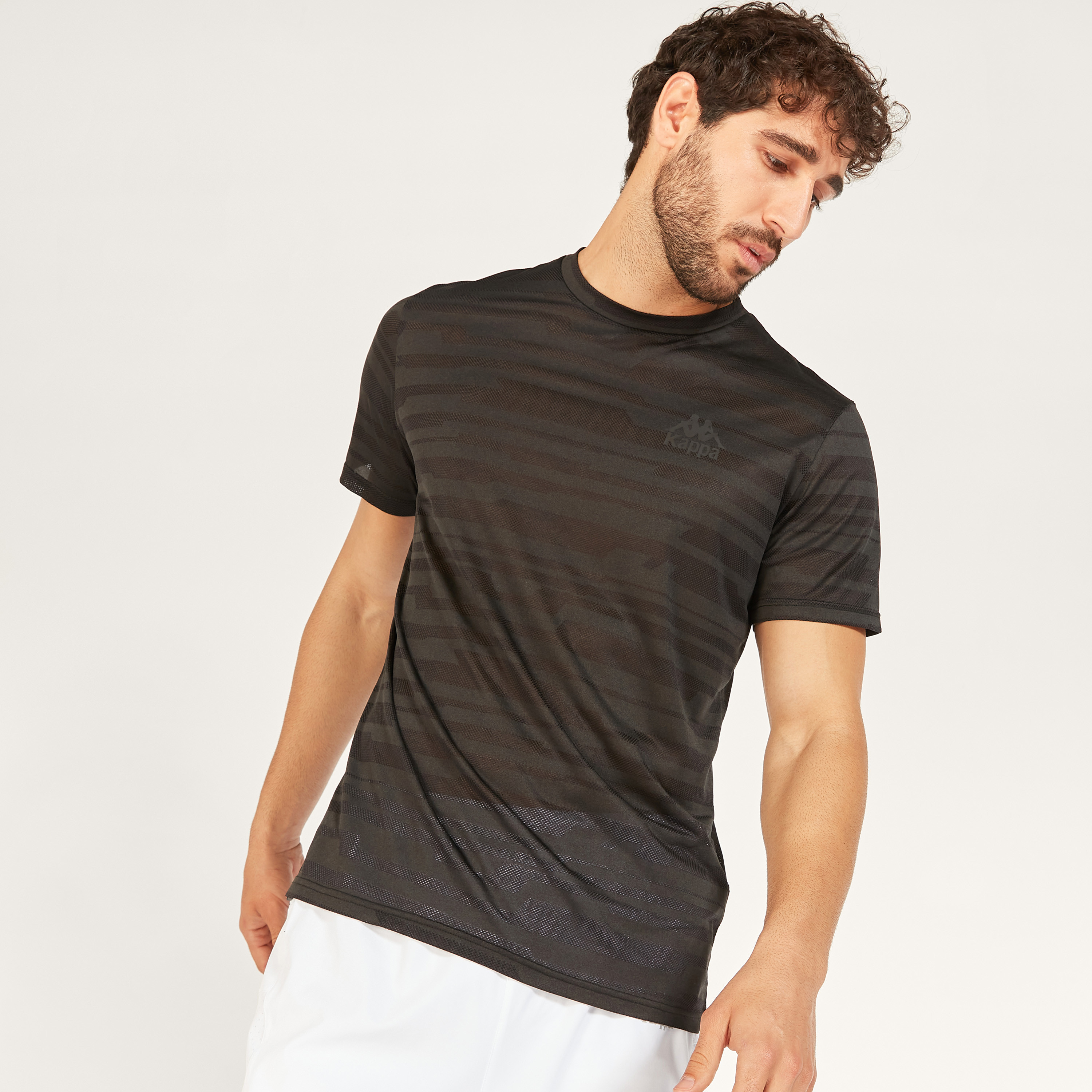 تيشيرت بياقة ضيّقة وأكمام قصيرة وطبعات من كابا-men-clothing-sportswearandactivewear-tshirtsandpolos-image-25