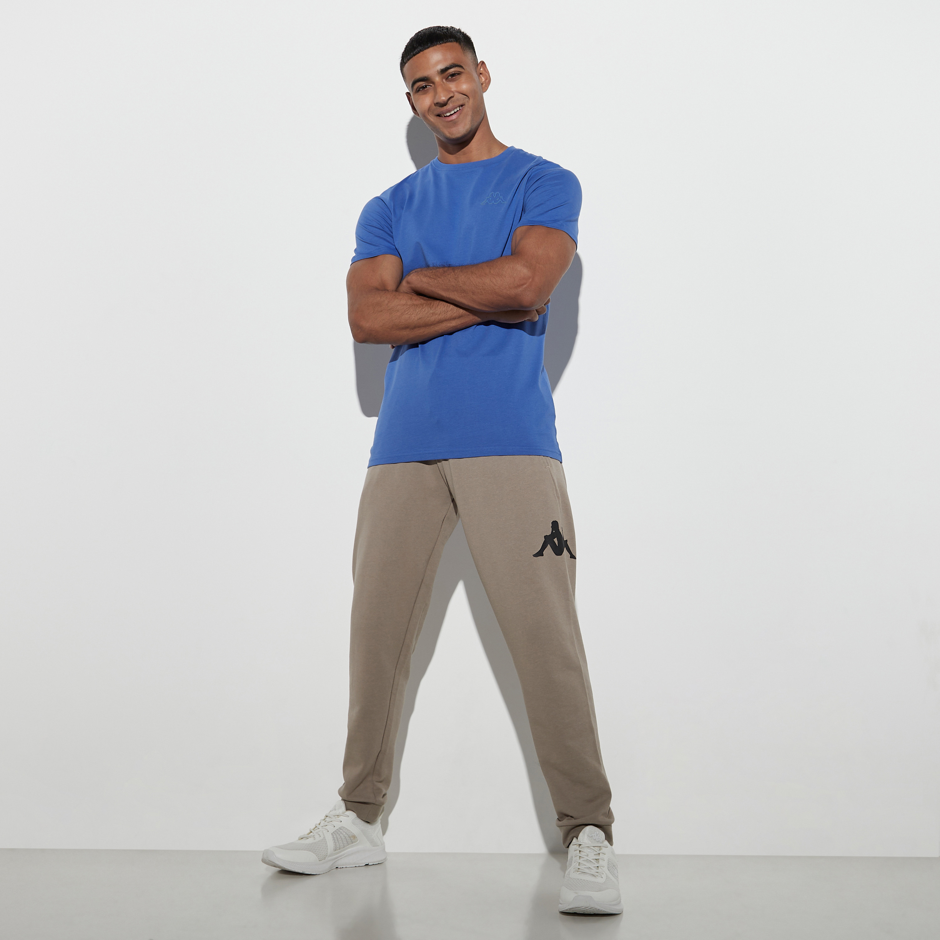 بنطلون رياضي برباط إغلاق وجيوب وطبعات من كابا-men-clothing-sportswearandactivewear-bottoms-joggers-image-2