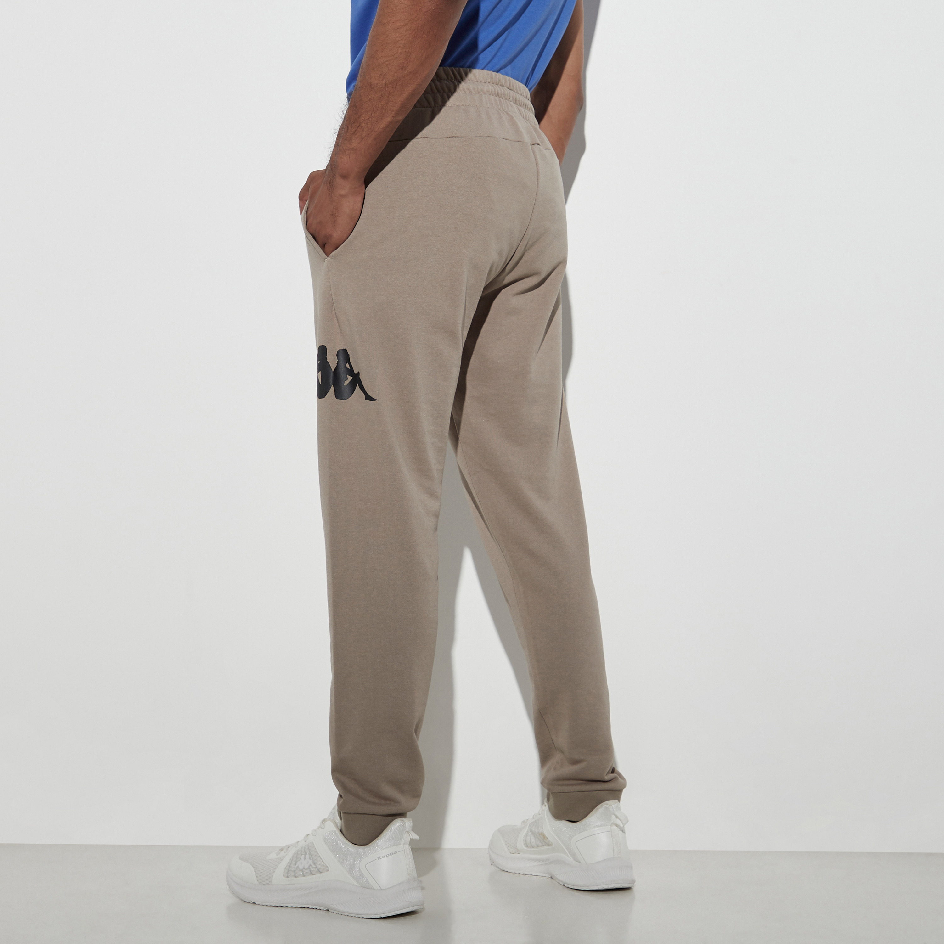 بنطلون رياضي برباط إغلاق وجيوب وطبعات من كابا-men-clothing-sportswearandactivewear-bottoms-joggers-image-3