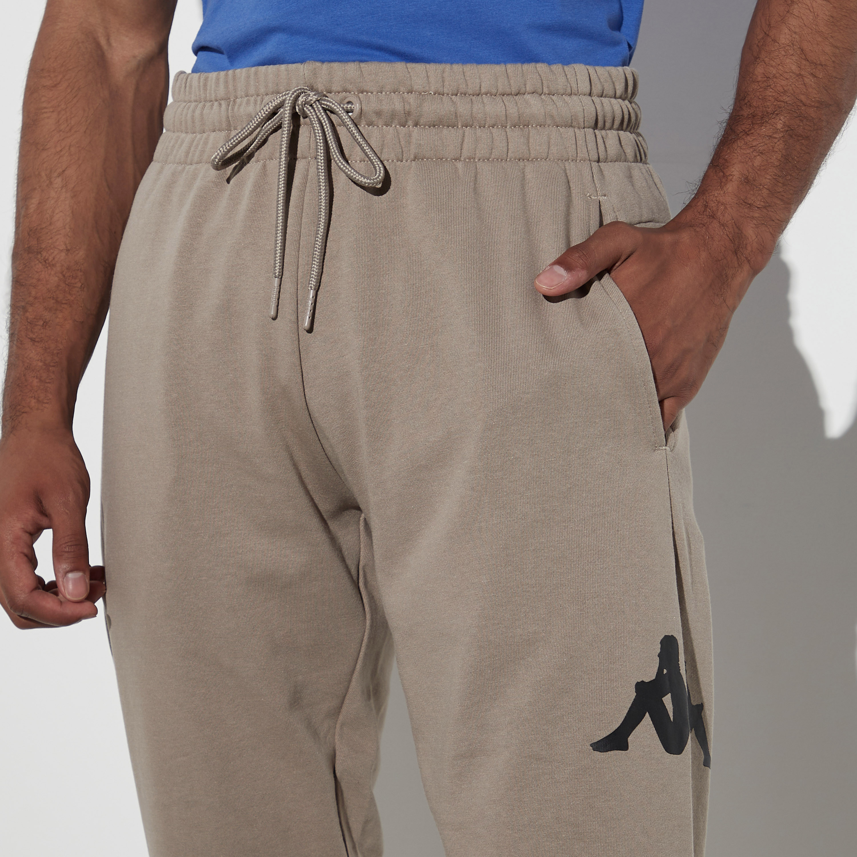 بنطلون رياضي برباط إغلاق وجيوب وطبعات من كابا-men-clothing-sportswearandactivewear-bottoms-joggers-image-4
