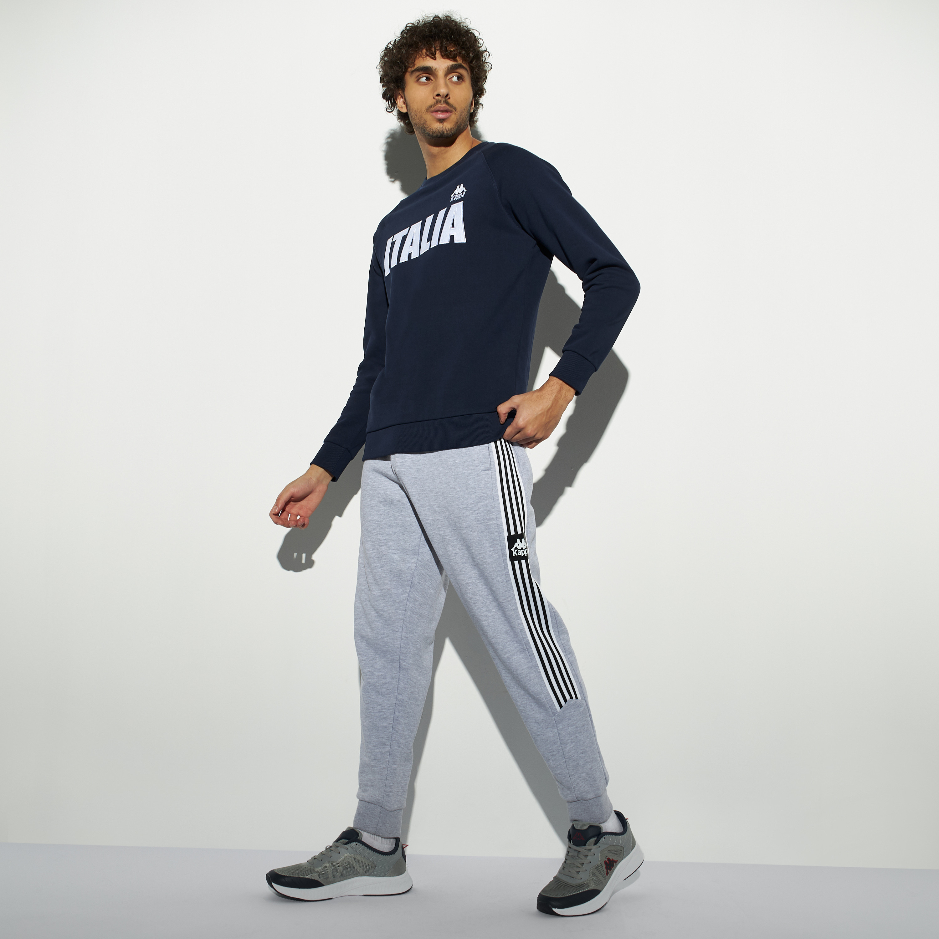 سويت شيرت مطرّز بياقة ضيّقة وأكمام مغايرة وتطريز شعار من كابا-men-winterwear-hoodiesandsweatshirts-image-2