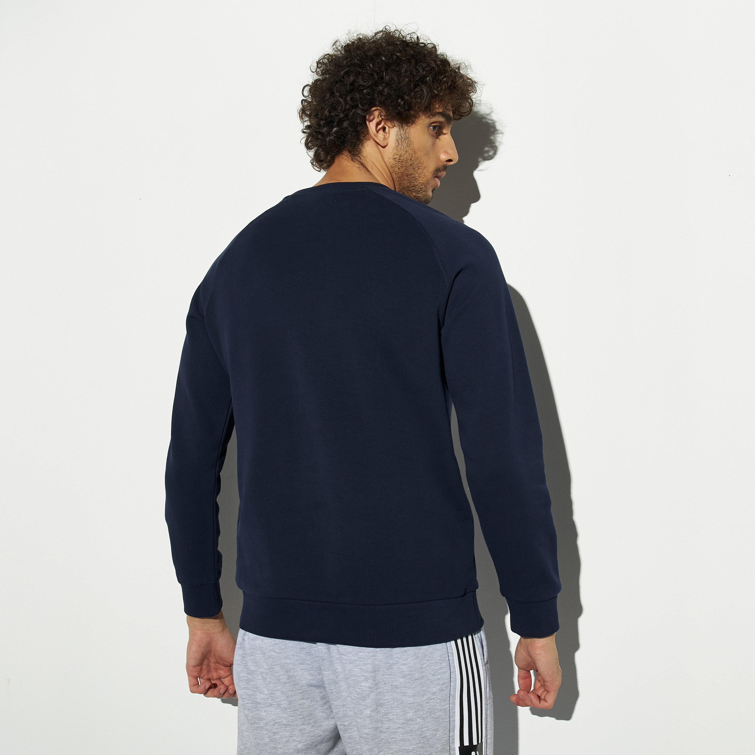 سويت شيرت مطرّز بياقة ضيّقة وأكمام مغايرة وتطريز شعار من كابا-men-winterwear-hoodiesandsweatshirts-image-3