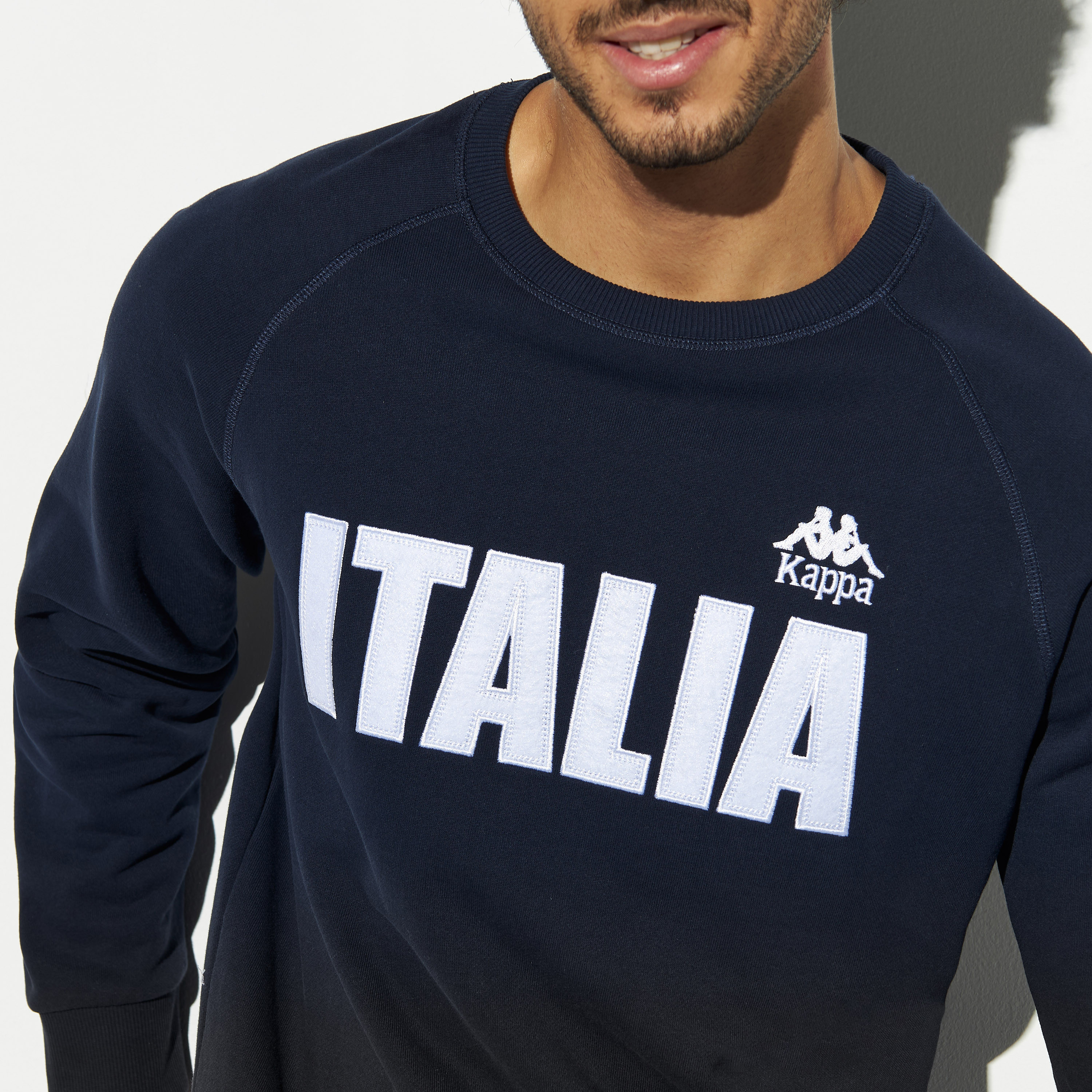سويت شيرت مطرّز بياقة ضيّقة وأكمام مغايرة وتطريز شعار من كابا-men-winterwear-hoodiesandsweatshirts-image-4