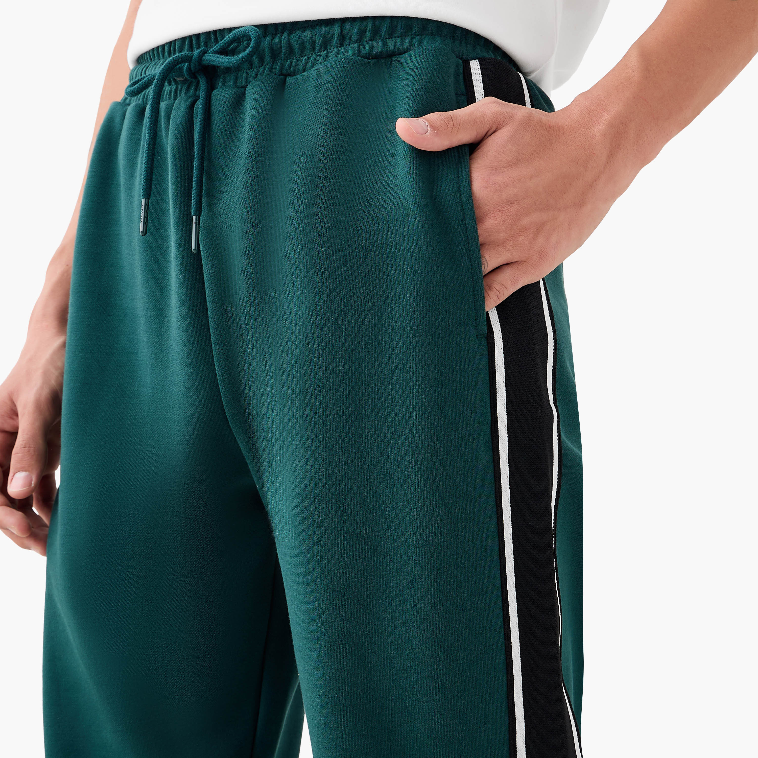 بنطلون رياضي بطبعات شعار ورباط إغلاق من كابا-men-clothing-sportswearandactivewear-bottoms-joggers-image-9