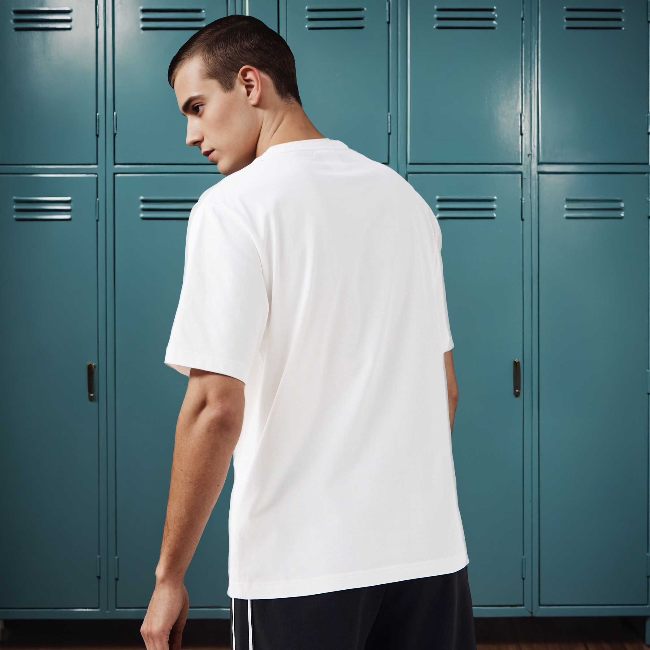تيشيرت بياقة ضيقة وطبعات شعار من كابا-men-clothing-tshirtsandpolos-tshirts-image-3
