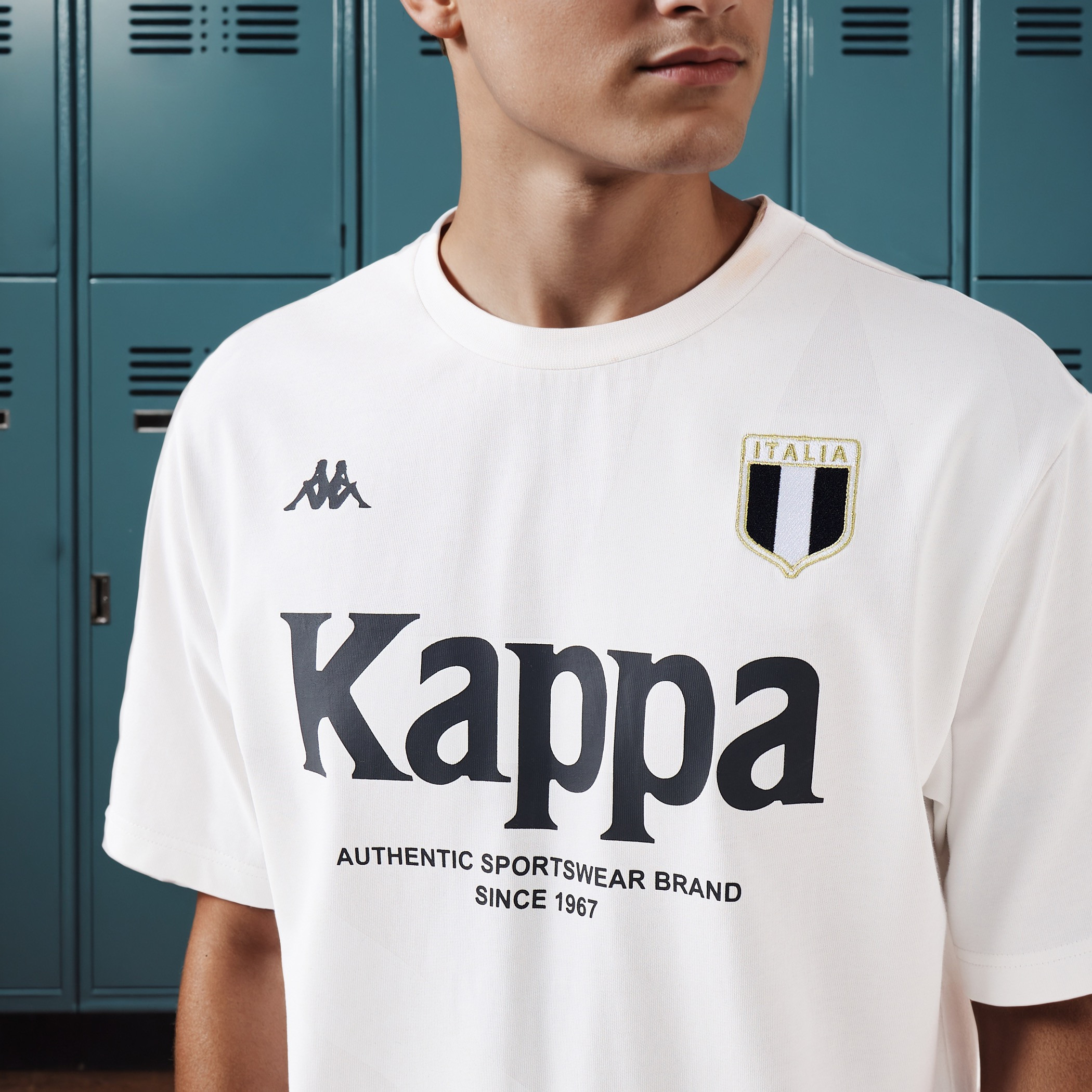 تيشيرت بياقة ضيقة وطبعات شعار من كابا-men-clothing-tshirtsandpolos-tshirts-image-4