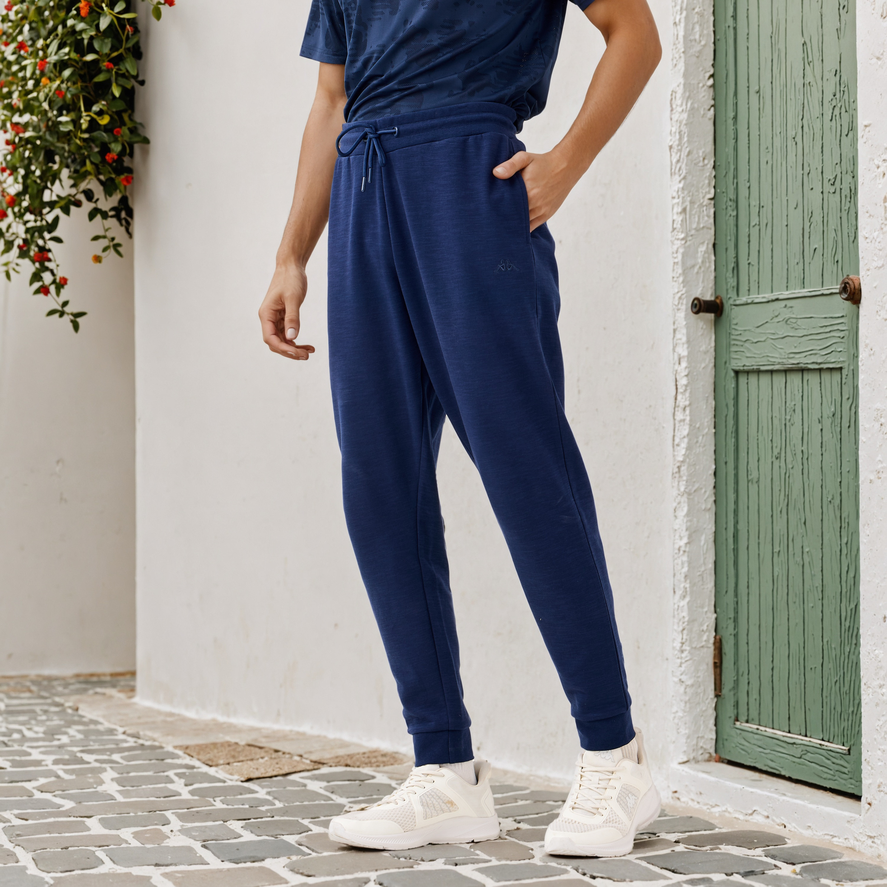 بنطلون رياضي برباط خصر وجيوب من كابا-men-clothing-sportswearandactivewear-bottoms-joggers-image-1