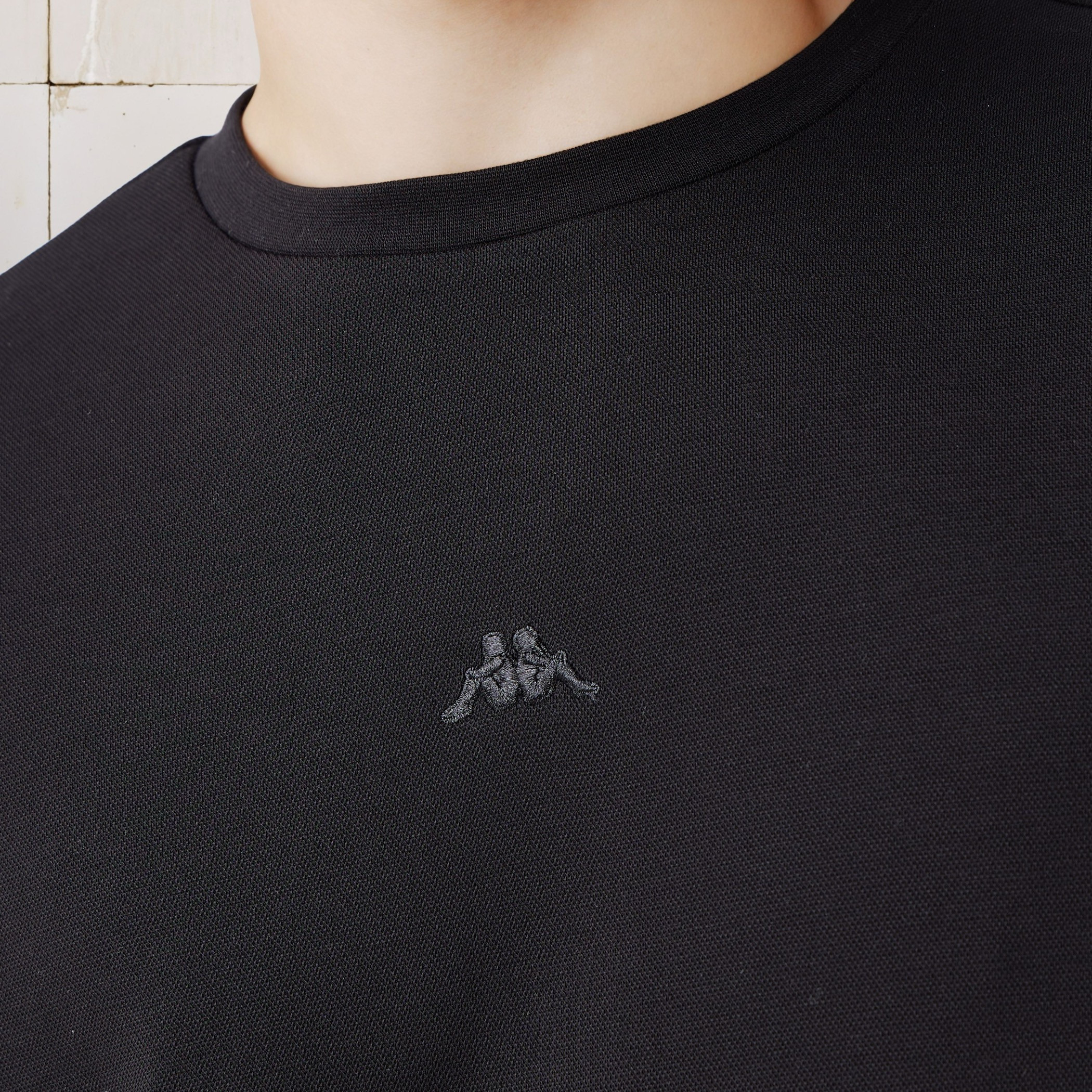 تيشيرت رجالي بزينة شريط من كابا-men-clothing-sportswearandactivewear-tshirtsandpolos-image-5