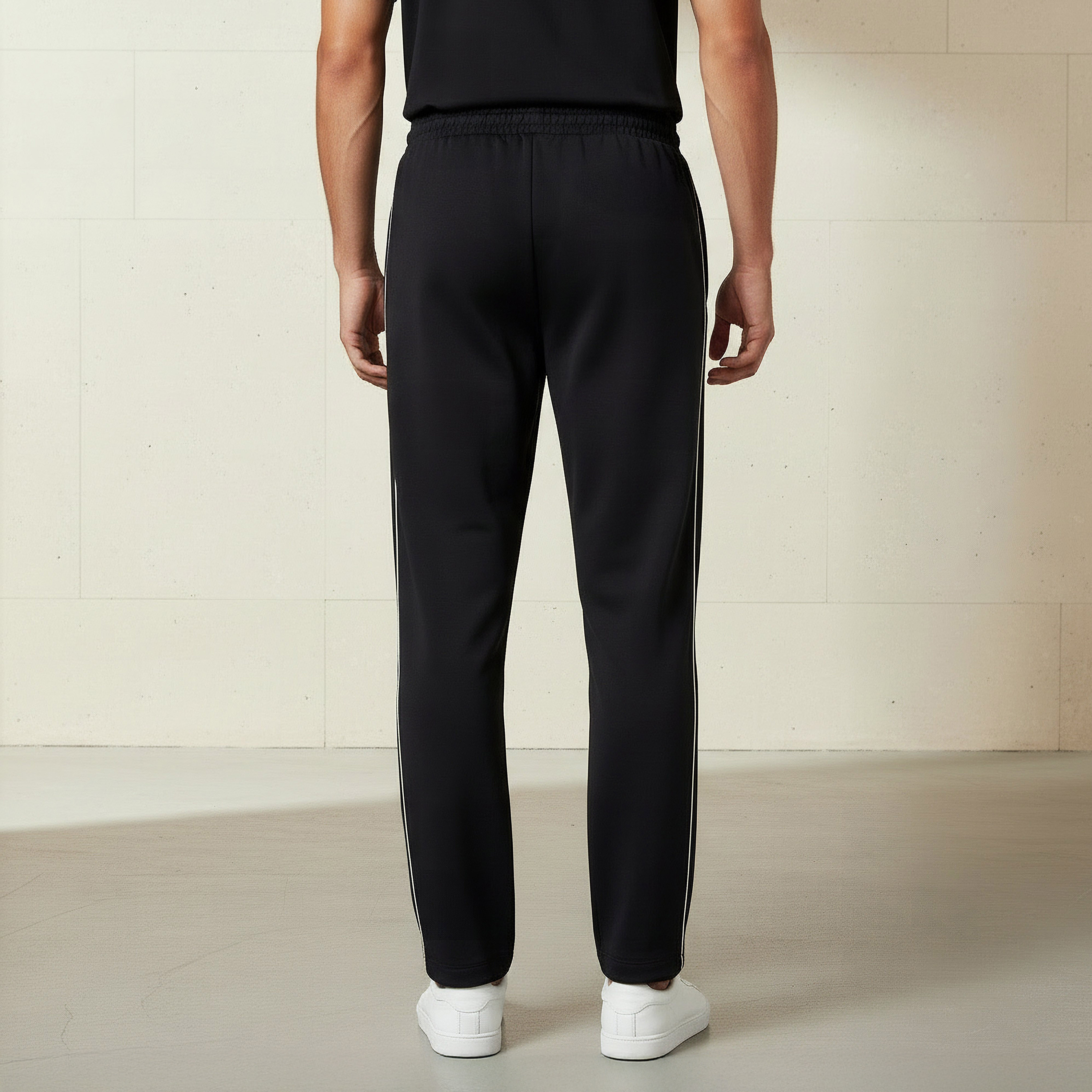 بنطلون رياضي مطاطي بقصة عادية للرجال من كابا-men-clothing-sportswearandactivewear-bottoms-joggers-image-1
