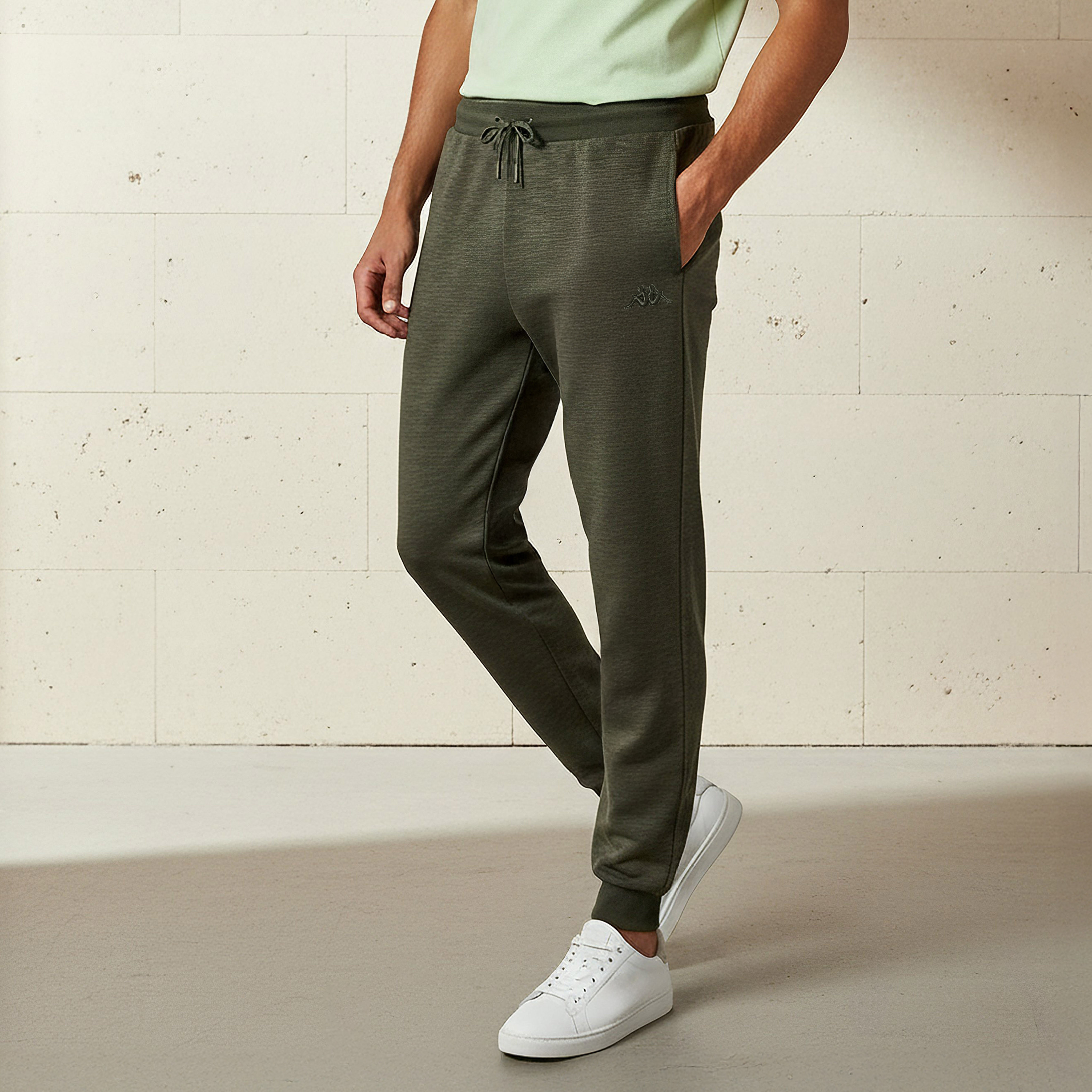 بنطلون رياضي رجالي بقصة عادية ورباط خصر-men-clothing-sportswearandactivewear-bottoms-joggers-image-1