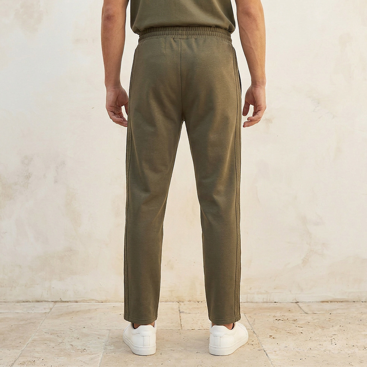 بنطلون رياضي بخصر برباط من كابا-men-clothing-sportswearandactivewear-bottoms-joggers-image-4